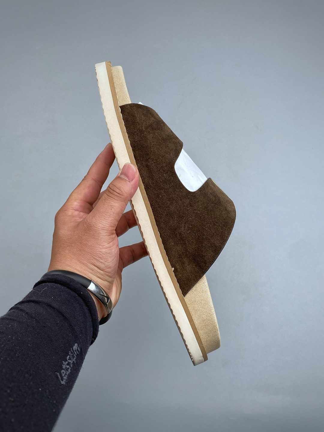EXBrunello Cucinelli 绒面革 二字拖鞋鞋面甄选进口牛反绒皮打造，深棕色绒面自带细腻哑