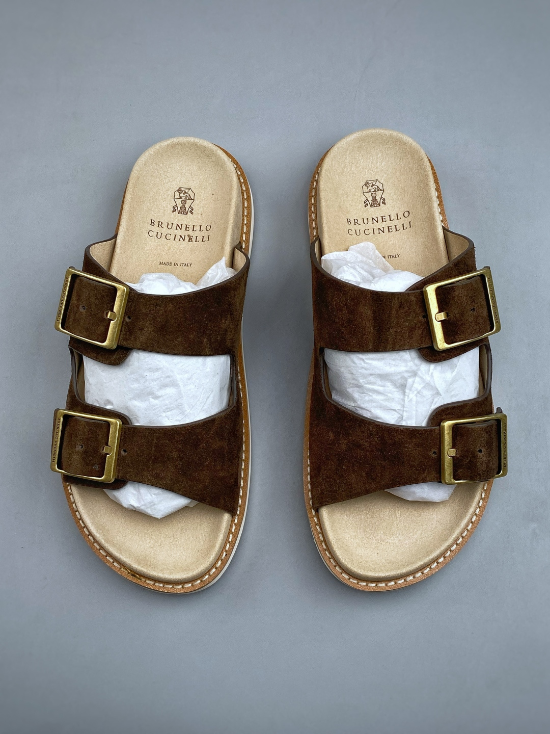 EXBrunello Cucinelli 绒面革 二字拖鞋鞋面甄选进口牛反绒皮打造，深棕色绒面自带细腻哑