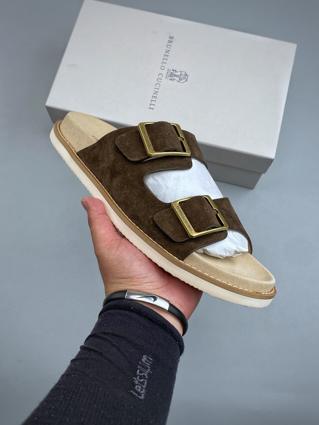 EXBrunello Cucinelli 绒面革 二字拖鞋鞋面甄选进口牛反绒皮打造，深棕色绒面自带细腻哑
