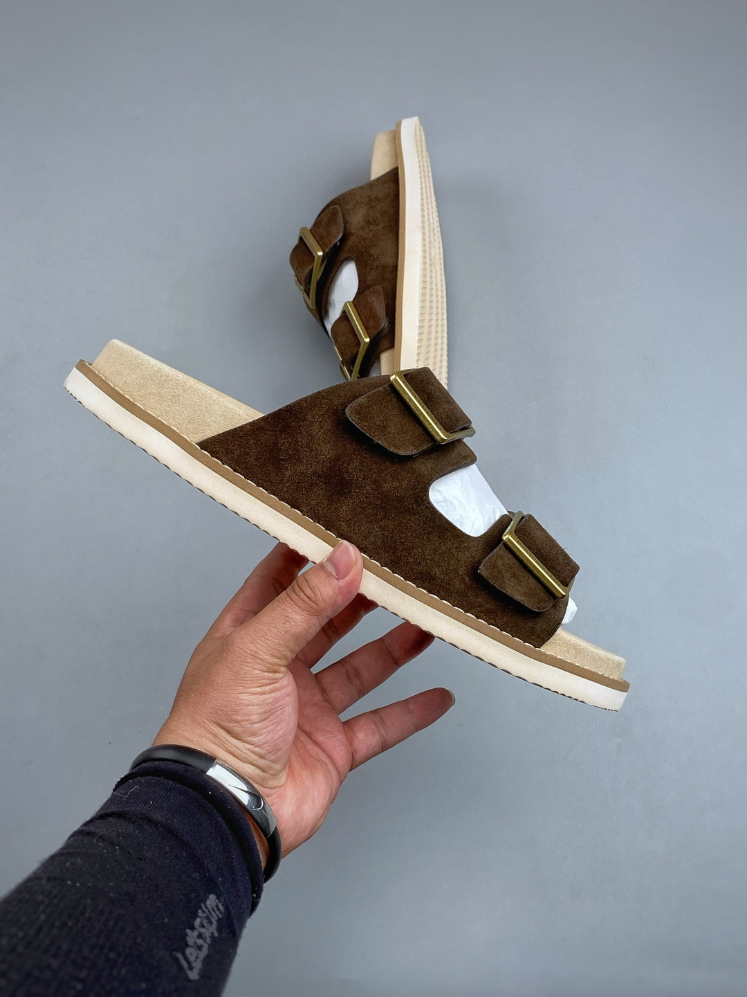 EXBrunello Cucinelli 绒面革 二字拖鞋鞋面甄选进口牛反绒皮打造，深棕色绒面自带细腻哑