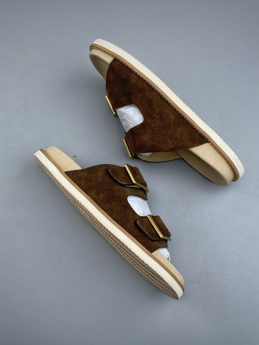 EXBrunello Cucinelli 绒面革 二字拖鞋鞋面甄选进口牛反绒皮打造，深棕色绒面自带细腻哑