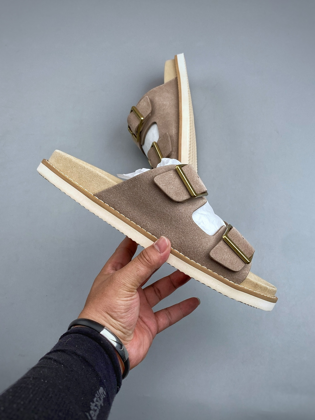 EXBrunello Cucinelli 绒面革 二字拖鞋鞋面甄选进口牛反绒皮打造，深棕色绒面自带细腻哑