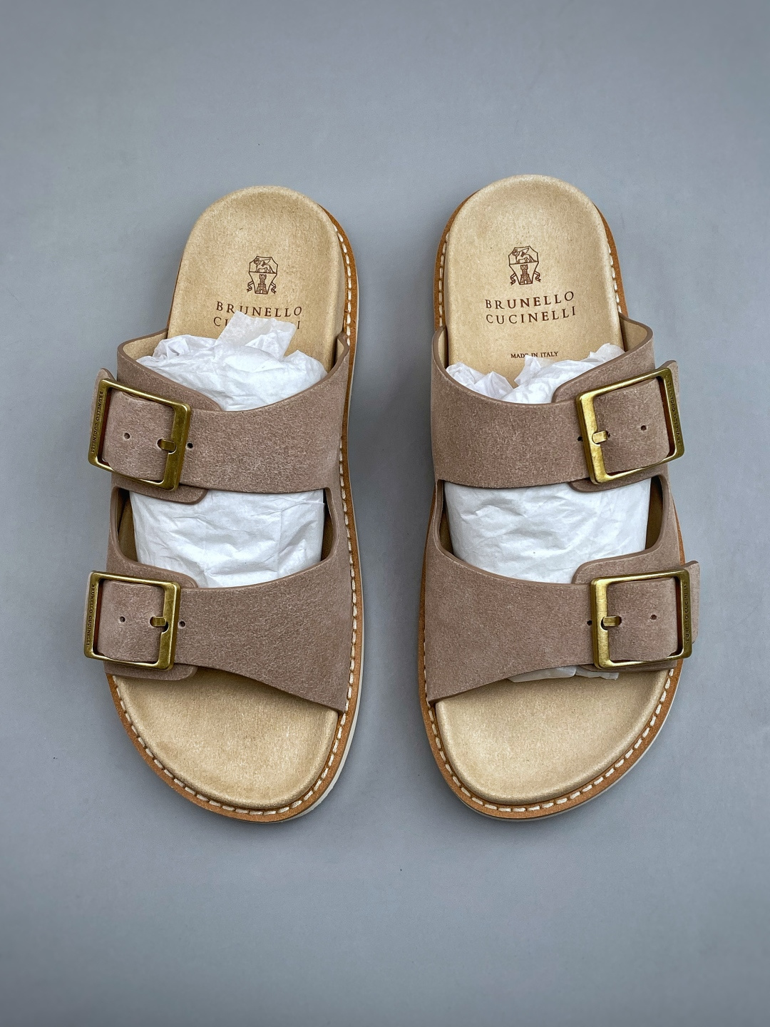EXBrunello Cucinelli 绒面革 二字拖鞋鞋面甄选进口牛反绒皮打造，深棕色绒面自带细腻哑