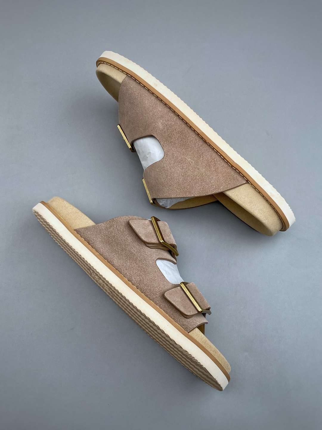 EXBrunello Cucinelli 绒面革 二字拖鞋鞋面甄选进口牛反绒皮打造，深棕色绒面自带细腻哑