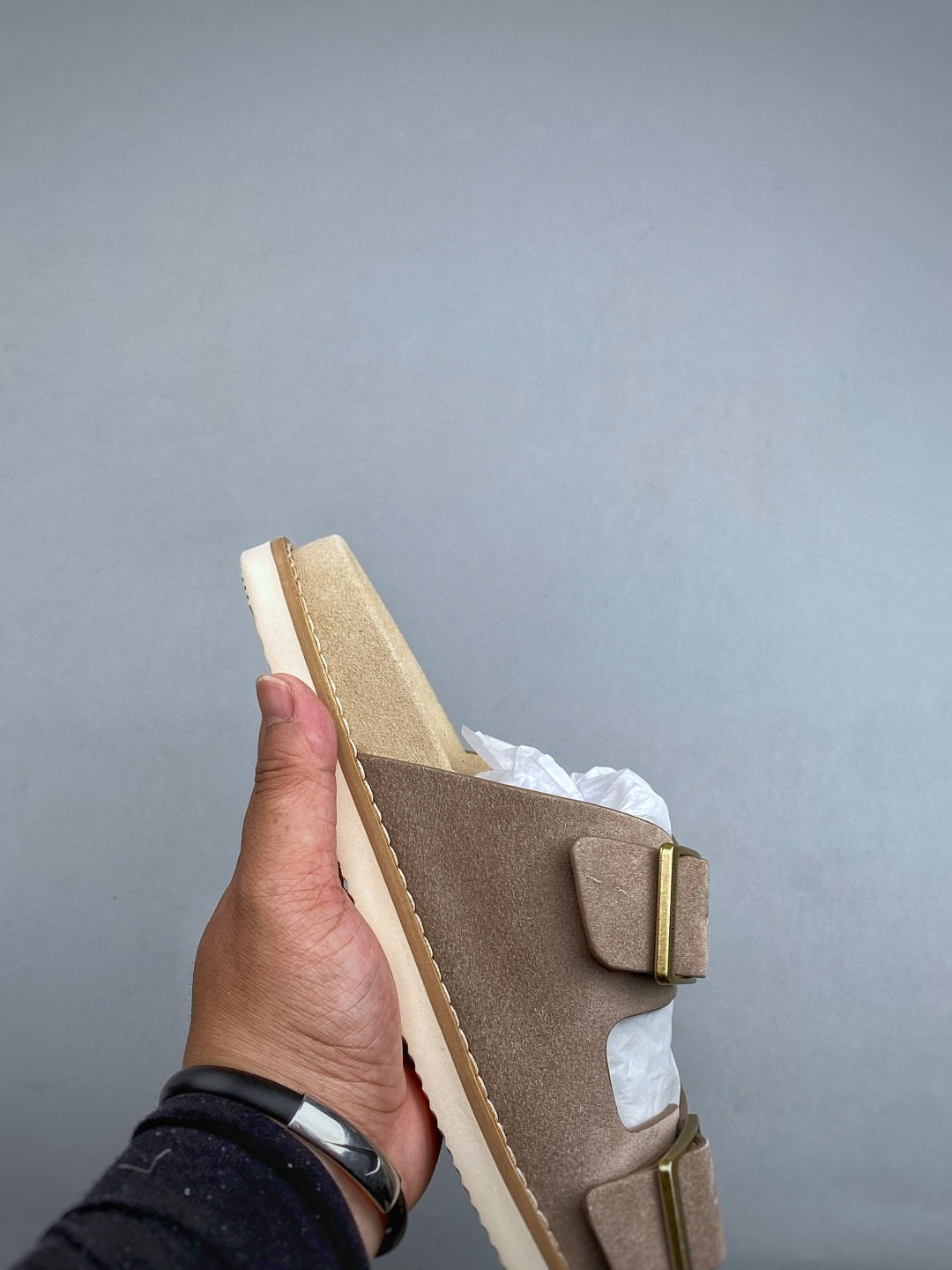 EXBrunello Cucinelli 绒面革 二字拖鞋鞋面甄选进口牛反绒皮打造，深棕色绒面自带细腻哑