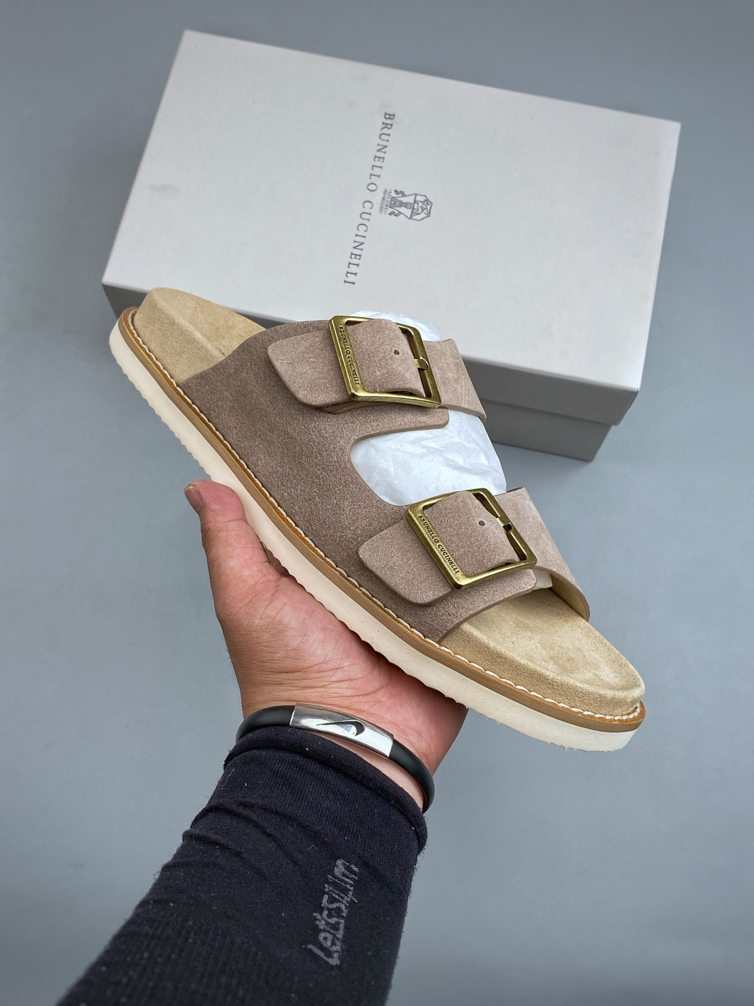 EXBrunello Cucinelli 绒面革 二字拖鞋鞋面甄选进口牛反绒皮打造，深棕色绒面自带细腻哑