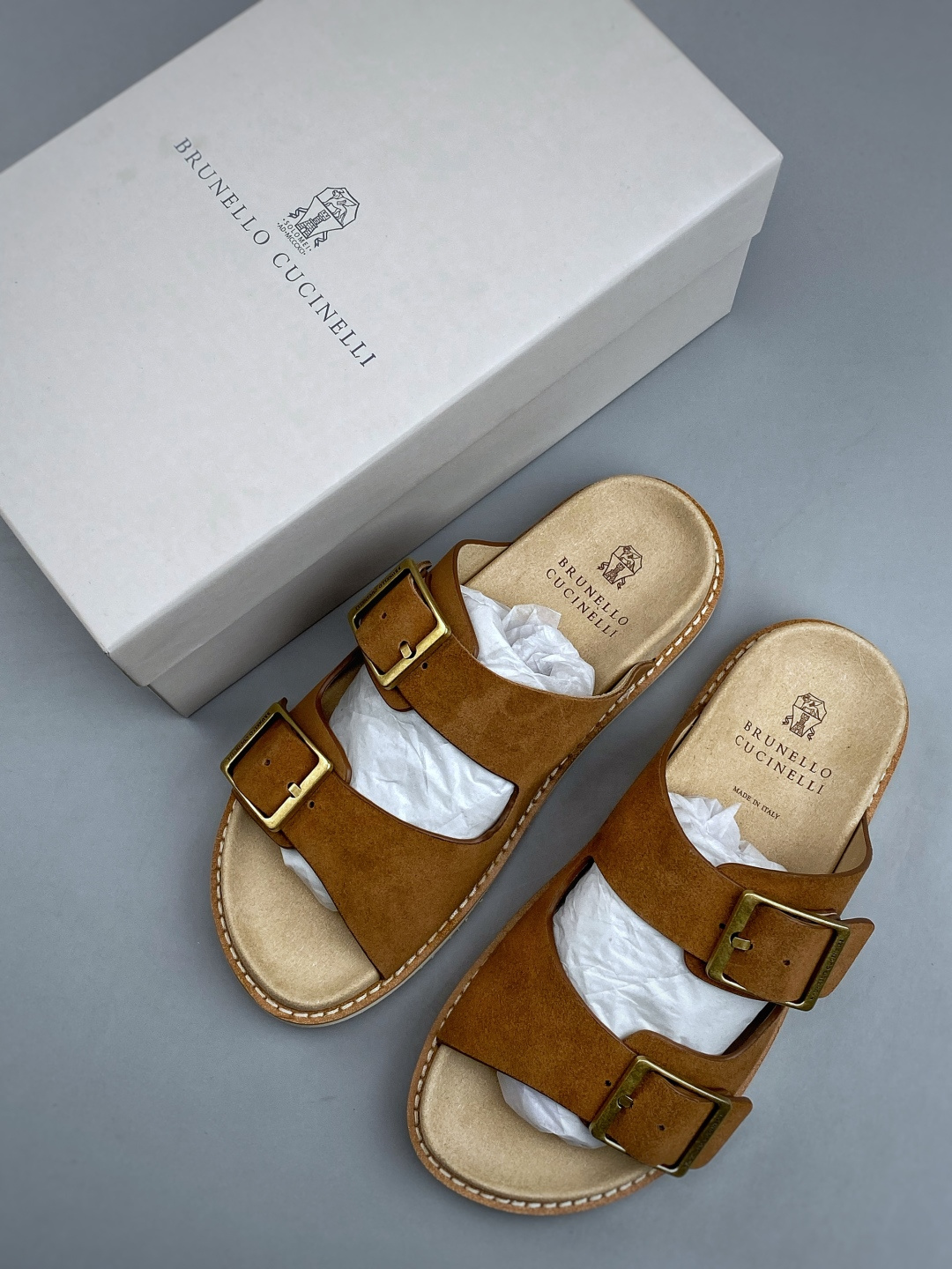 EXBrunello Cucinelli 绒面革 二字拖鞋鞋面甄选进口牛反绒皮打造，深棕色绒面自带细腻哑