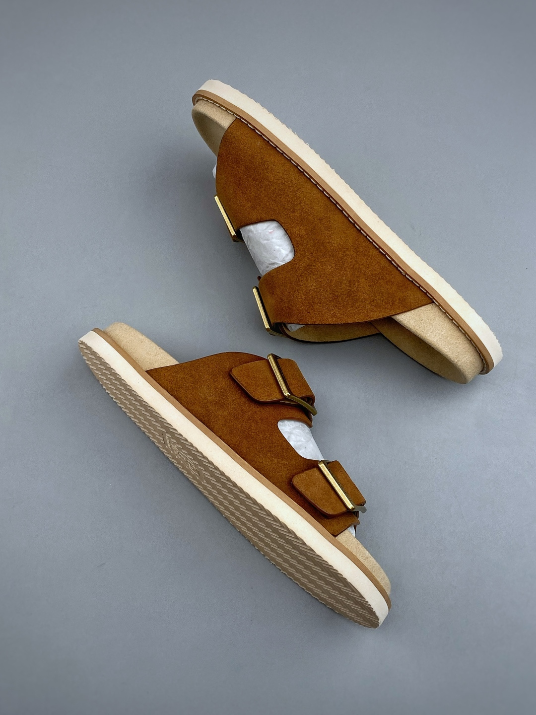 EXBrunello Cucinelli 绒面革 二字拖鞋鞋面甄选进口牛反绒皮打造，深棕色绒面自带细腻哑