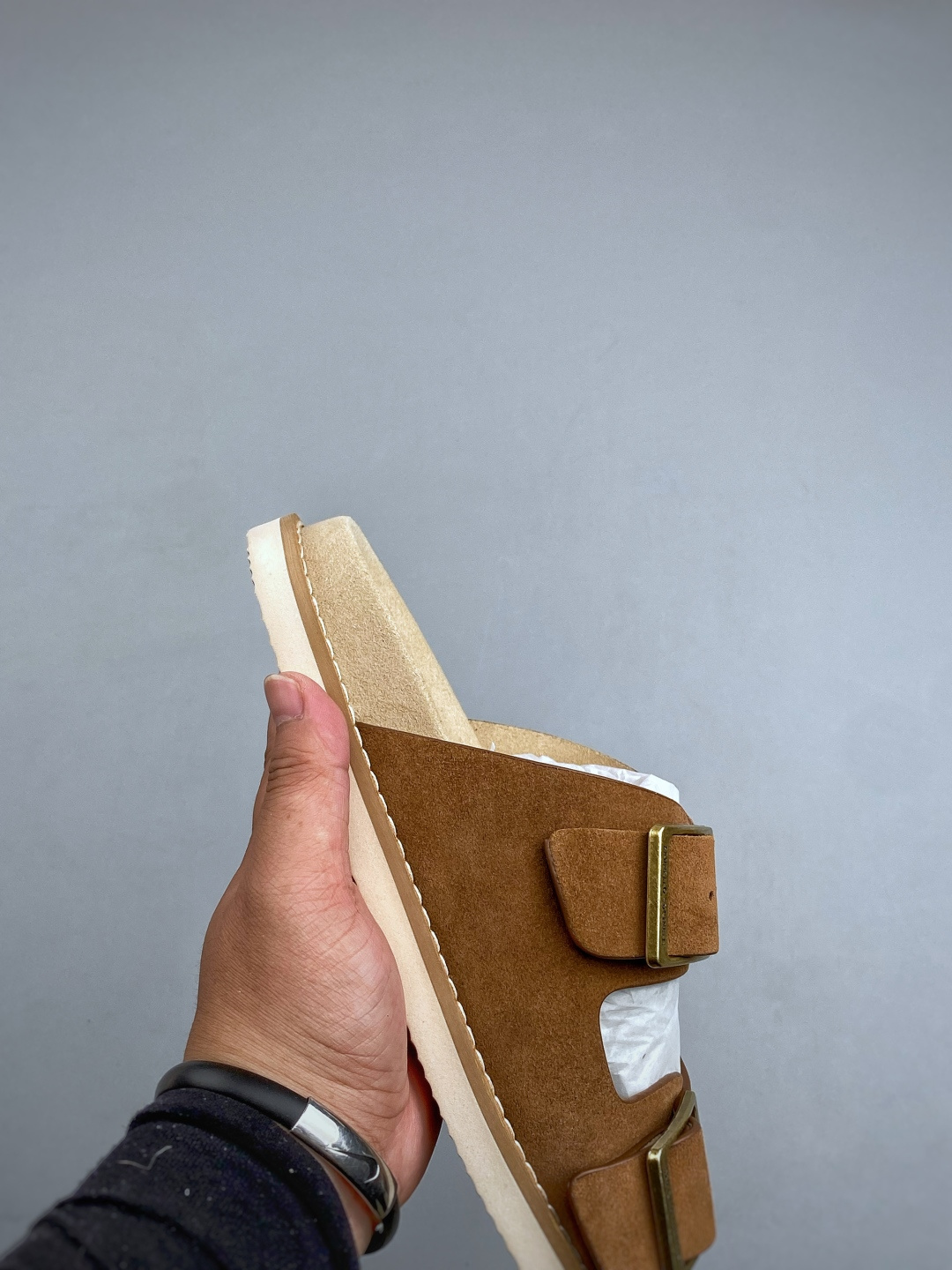 EXBrunello Cucinelli 绒面革 二字拖鞋鞋面甄选进口牛反绒皮打造，深棕色绒面自带细腻哑