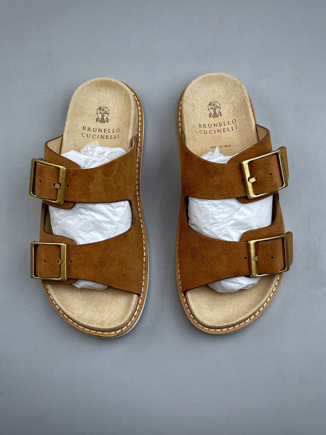 EXBrunello Cucinelli 绒面革 二字拖鞋鞋面甄选进口牛反绒皮打造，深棕色绒面自带细腻哑