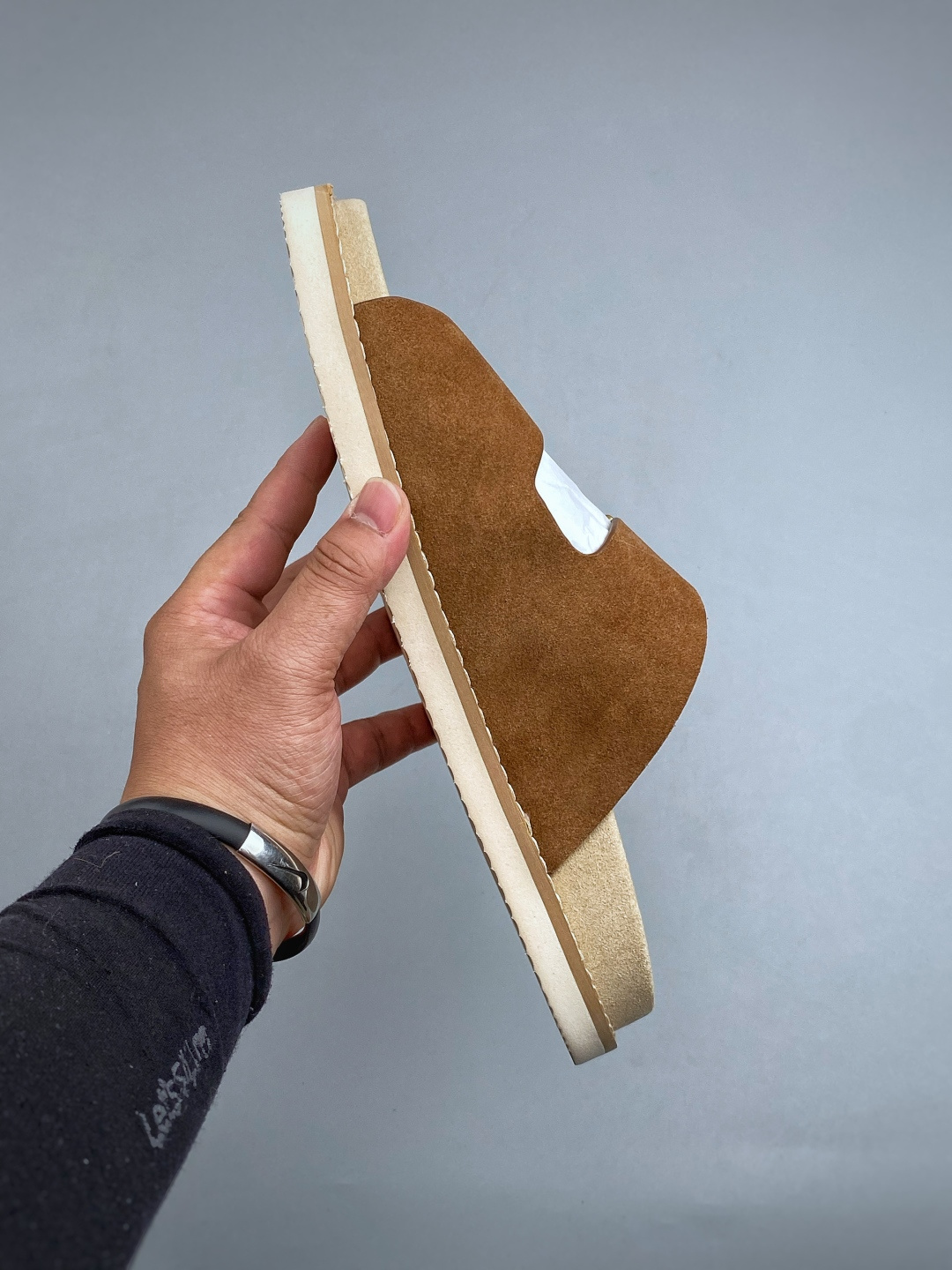 EXBrunello Cucinelli 绒面革 二字拖鞋鞋面甄选进口牛反绒皮打造，深棕色绒面自带细腻哑