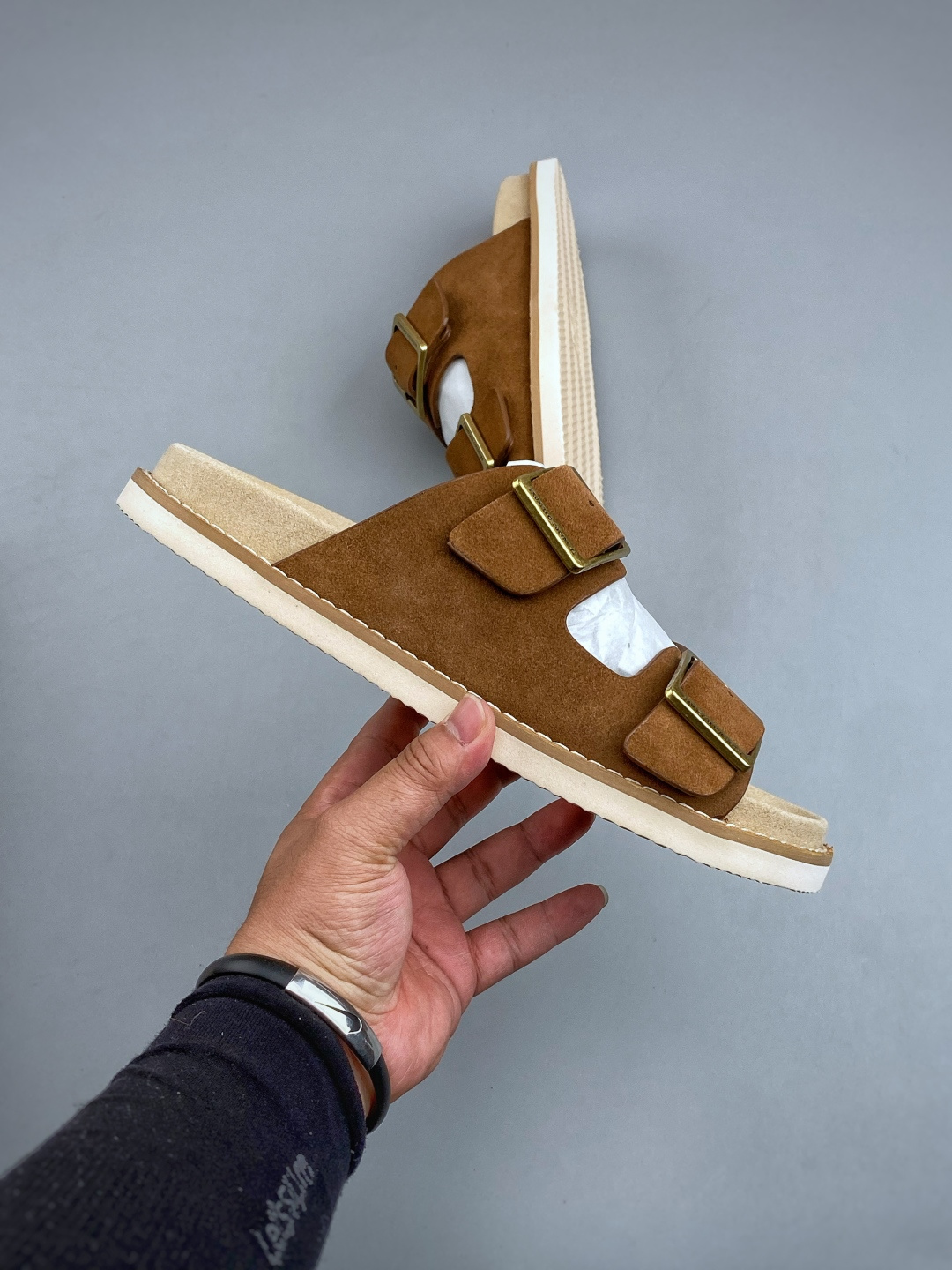 EXBrunello Cucinelli 绒面革 二字拖鞋鞋面甄选进口牛反绒皮打造，深棕色绒面自带细腻哑