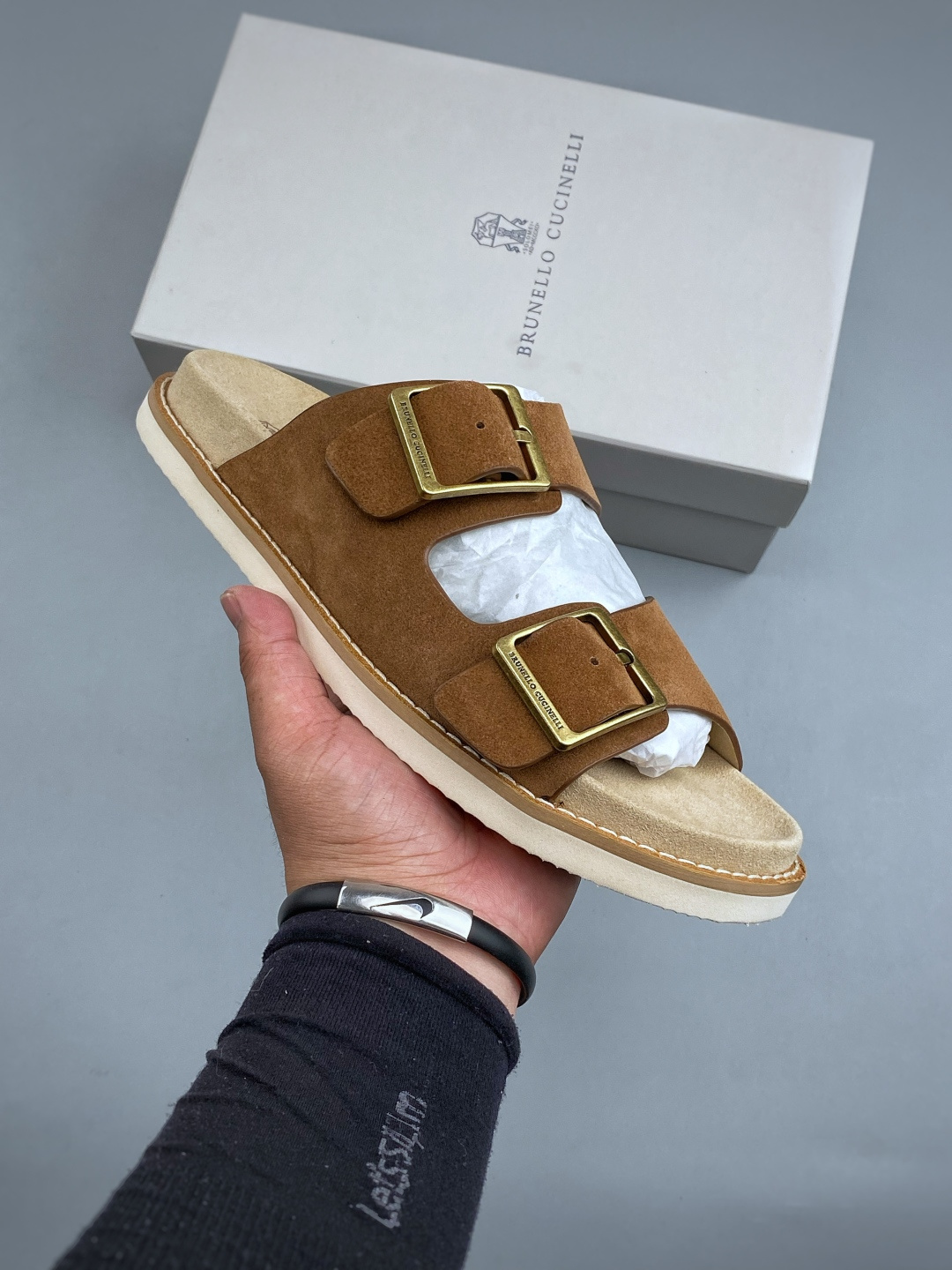 EXBrunello Cucinelli 绒面革 二字拖鞋鞋面甄选进口牛反绒皮打造，深棕色绒面自带细腻哑