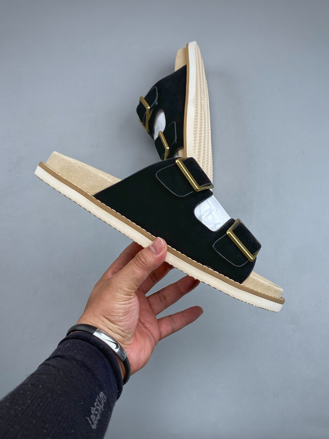 EXBrunello Cucinelli 绒面革 二字拖鞋鞋面甄选进口牛反绒皮打造，深棕色绒面自带细腻哑