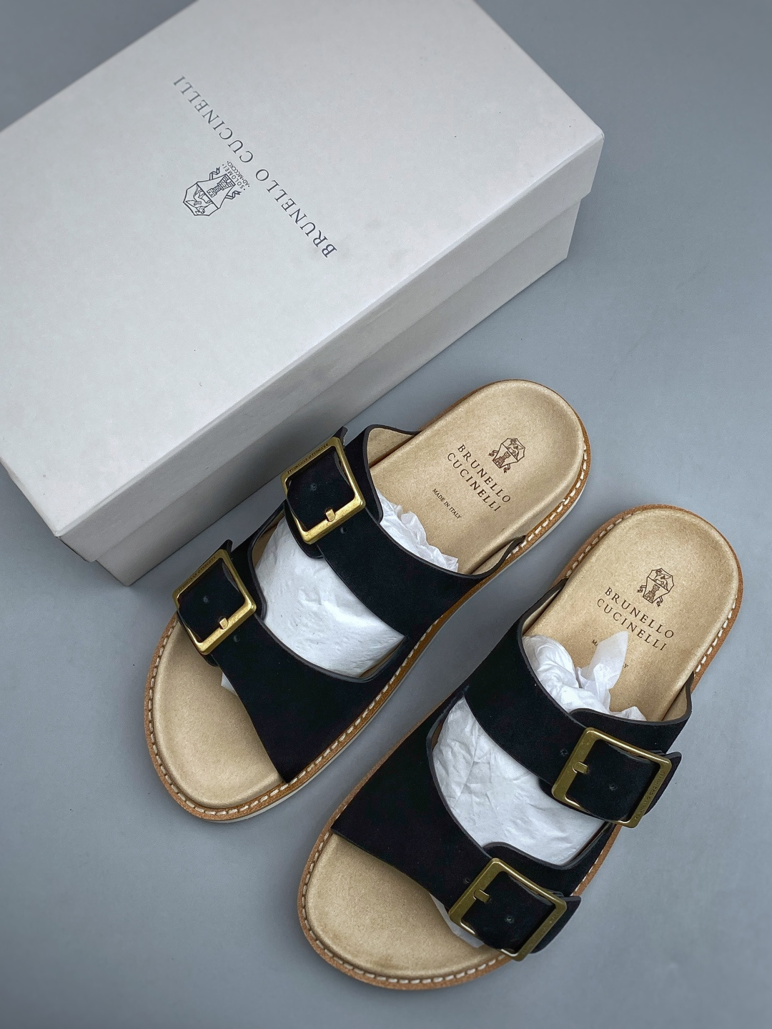 EXBrunello Cucinelli 绒面革 二字拖鞋鞋面甄选进口牛反绒皮打造，深棕色绒面自带细腻哑