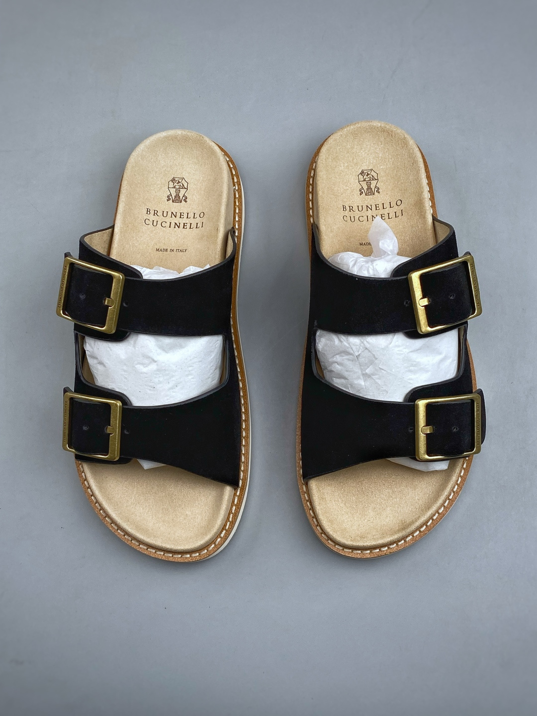 EXBrunello Cucinelli 绒面革 二字拖鞋鞋面甄选进口牛反绒皮打造，深棕色绒面自带细腻哑
