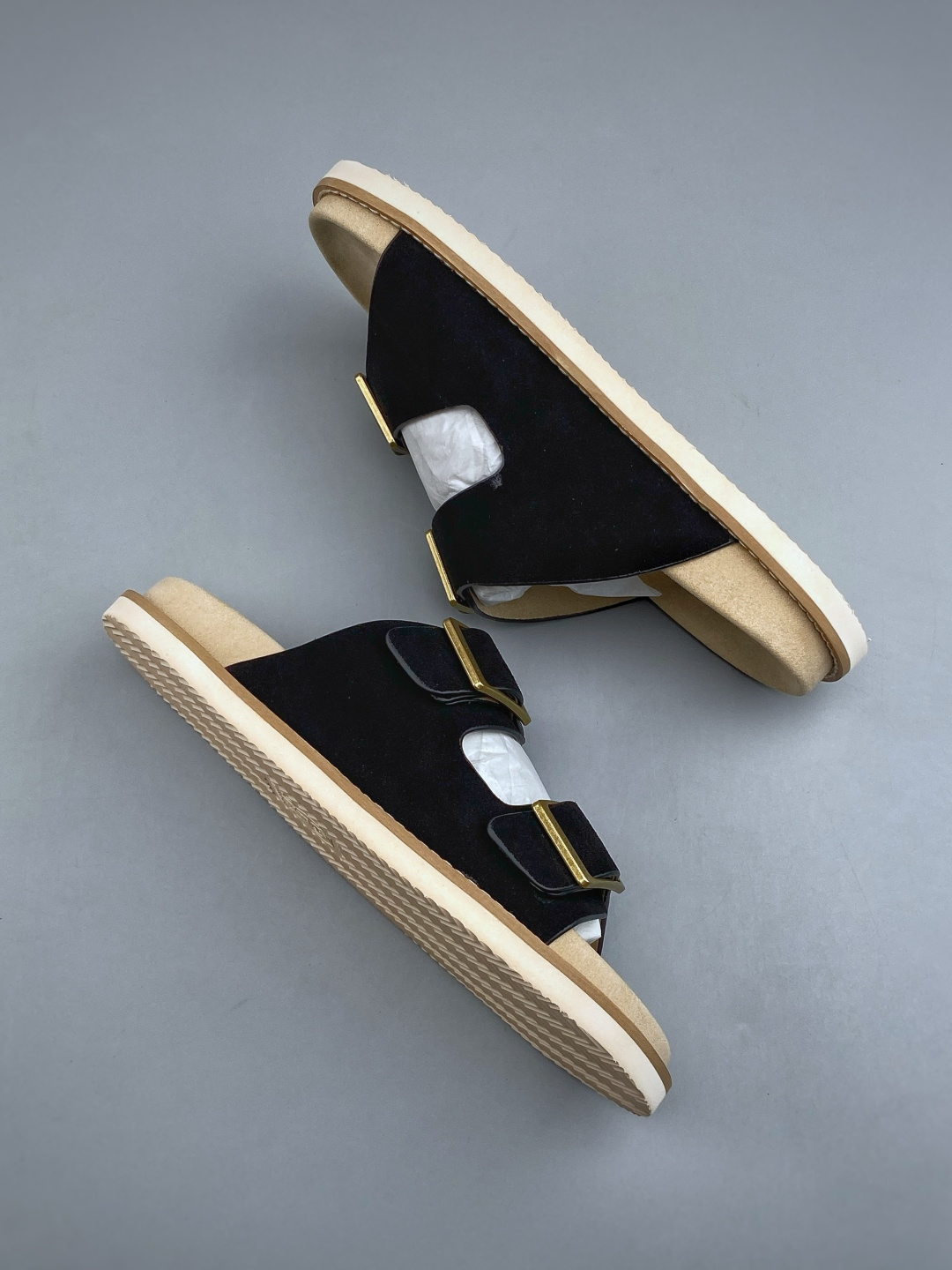EXBrunello Cucinelli 绒面革 二字拖鞋鞋面甄选进口牛反绒皮打造，深棕色绒面自带细腻哑