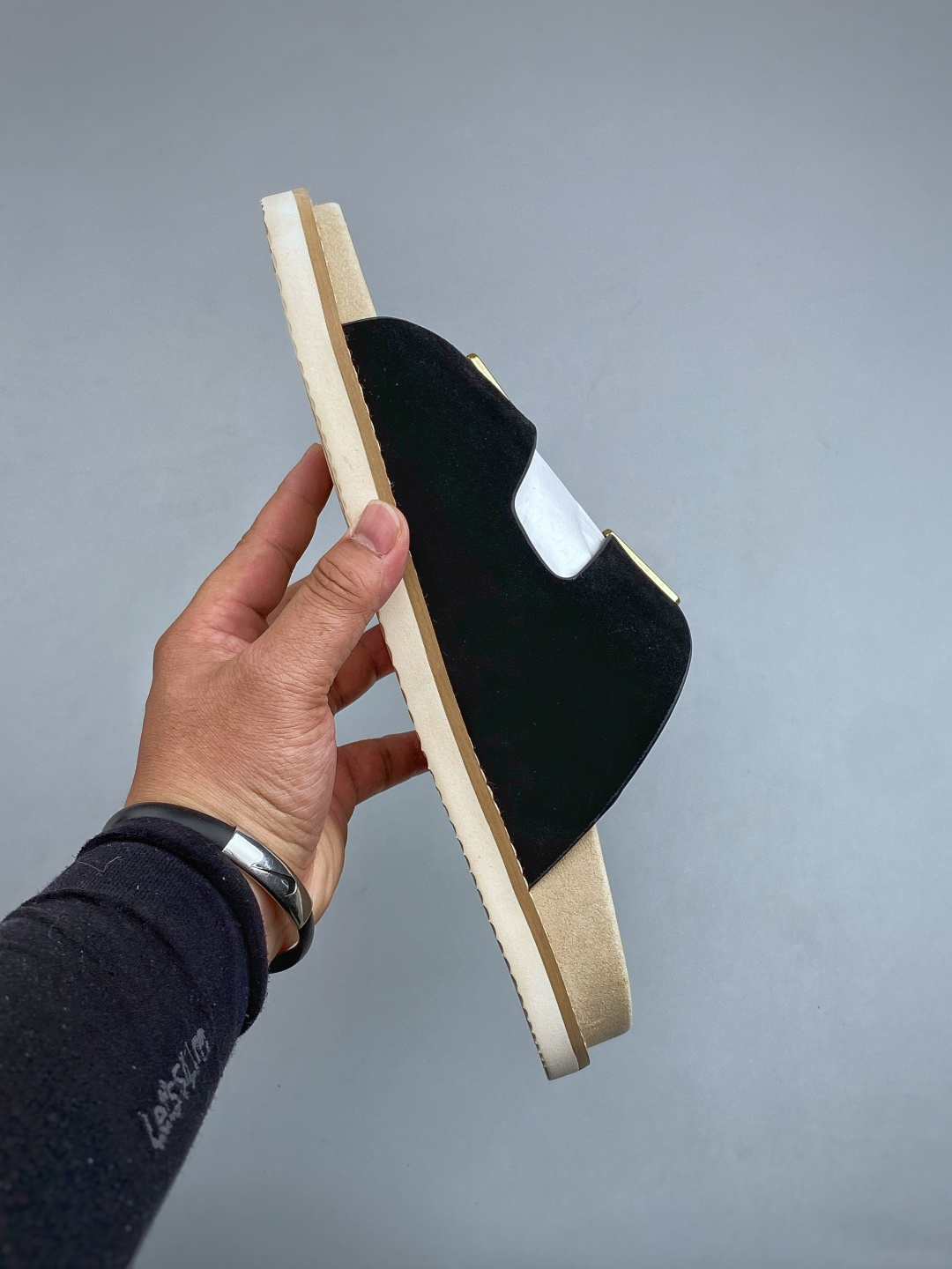 EXBrunello Cucinelli 绒面革 二字拖鞋鞋面甄选进口牛反绒皮打造，深棕色绒面自带细腻哑