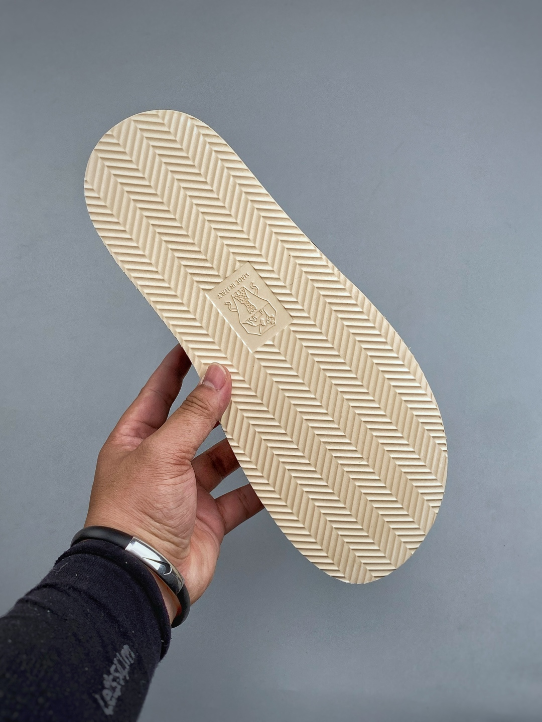 EXBrunello Cucinelli 绒面革 二字拖鞋鞋面甄选进口牛反绒皮打造，深棕色绒面自带细腻哑