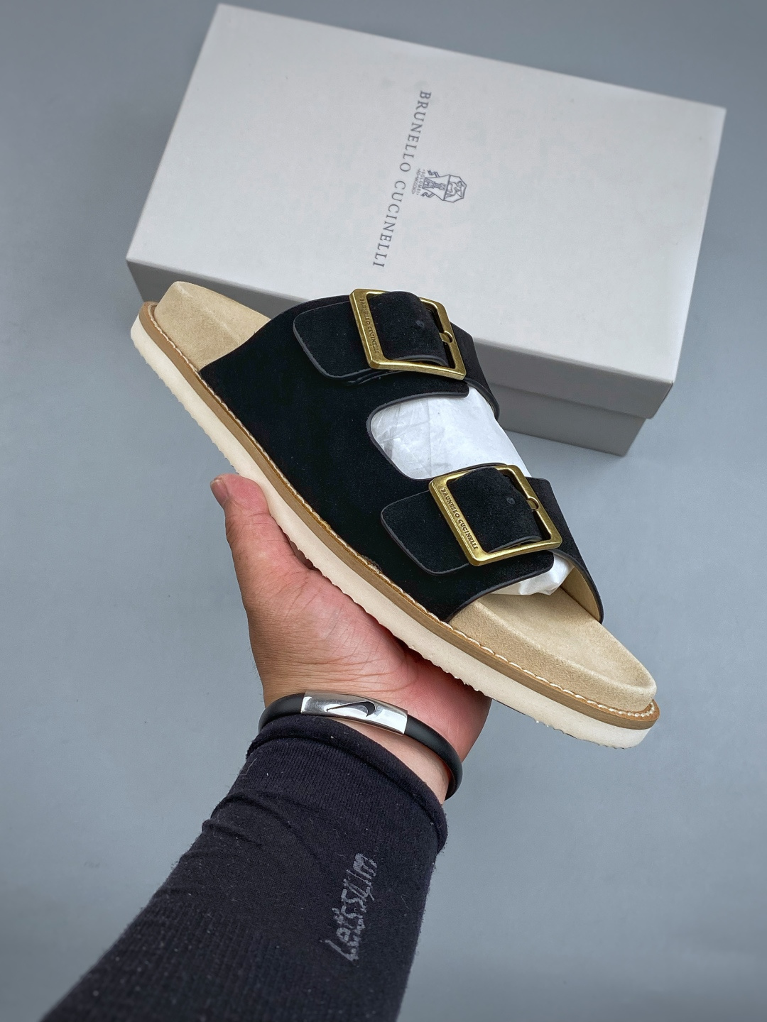 EXBrunello Cucinelli 绒面革 二字拖鞋鞋面甄选进口牛反绒皮打造，深棕色绒面自带细腻哑