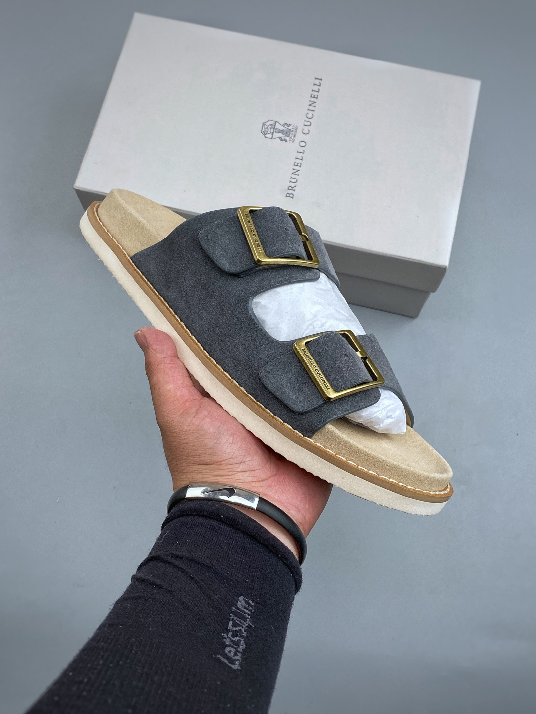 EXBrunello Cucinelli 绒面革 二字拖鞋鞋面甄选进口牛反绒皮打造，深棕色绒面自带细腻哑