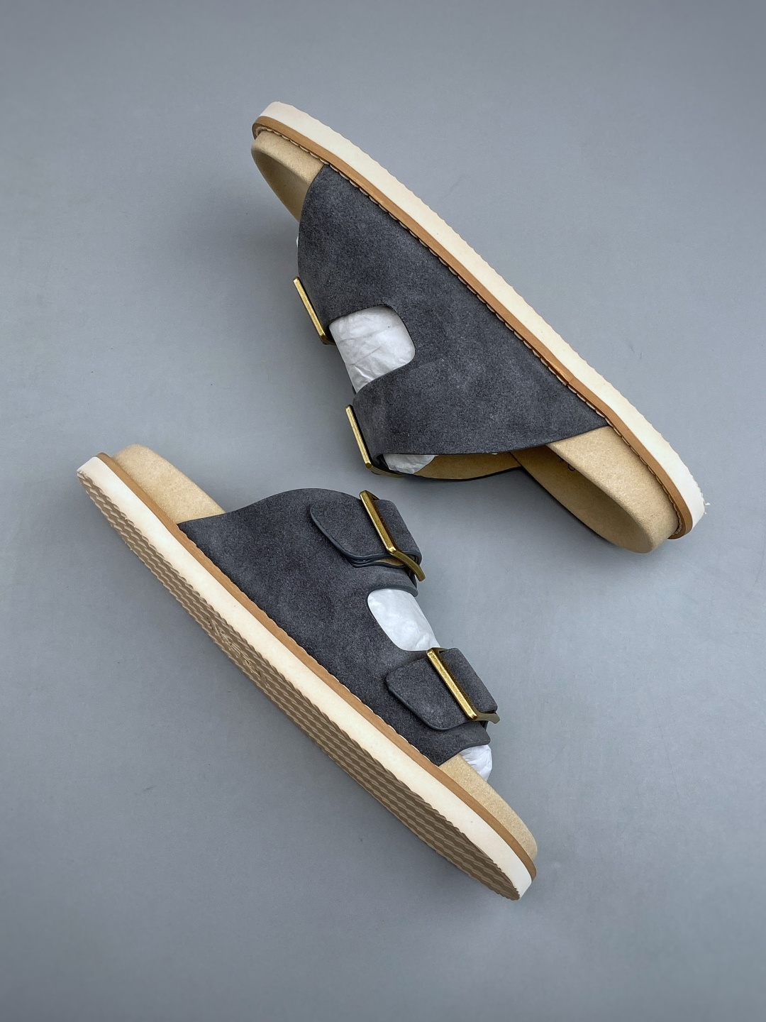 EXBrunello Cucinelli 绒面革 二字拖鞋鞋面甄选进口牛反绒皮打造，深棕色绒面自带细腻哑