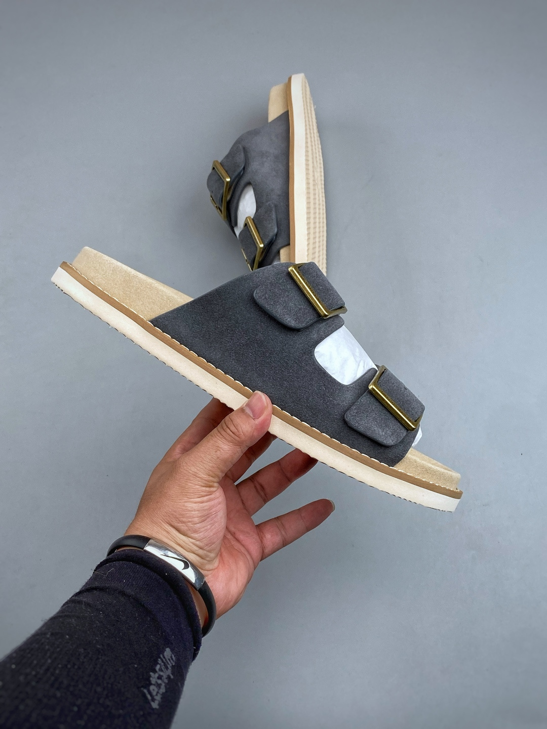 EXBrunello Cucinelli 绒面革 二字拖鞋鞋面甄选进口牛反绒皮打造，深棕色绒面自带细腻哑