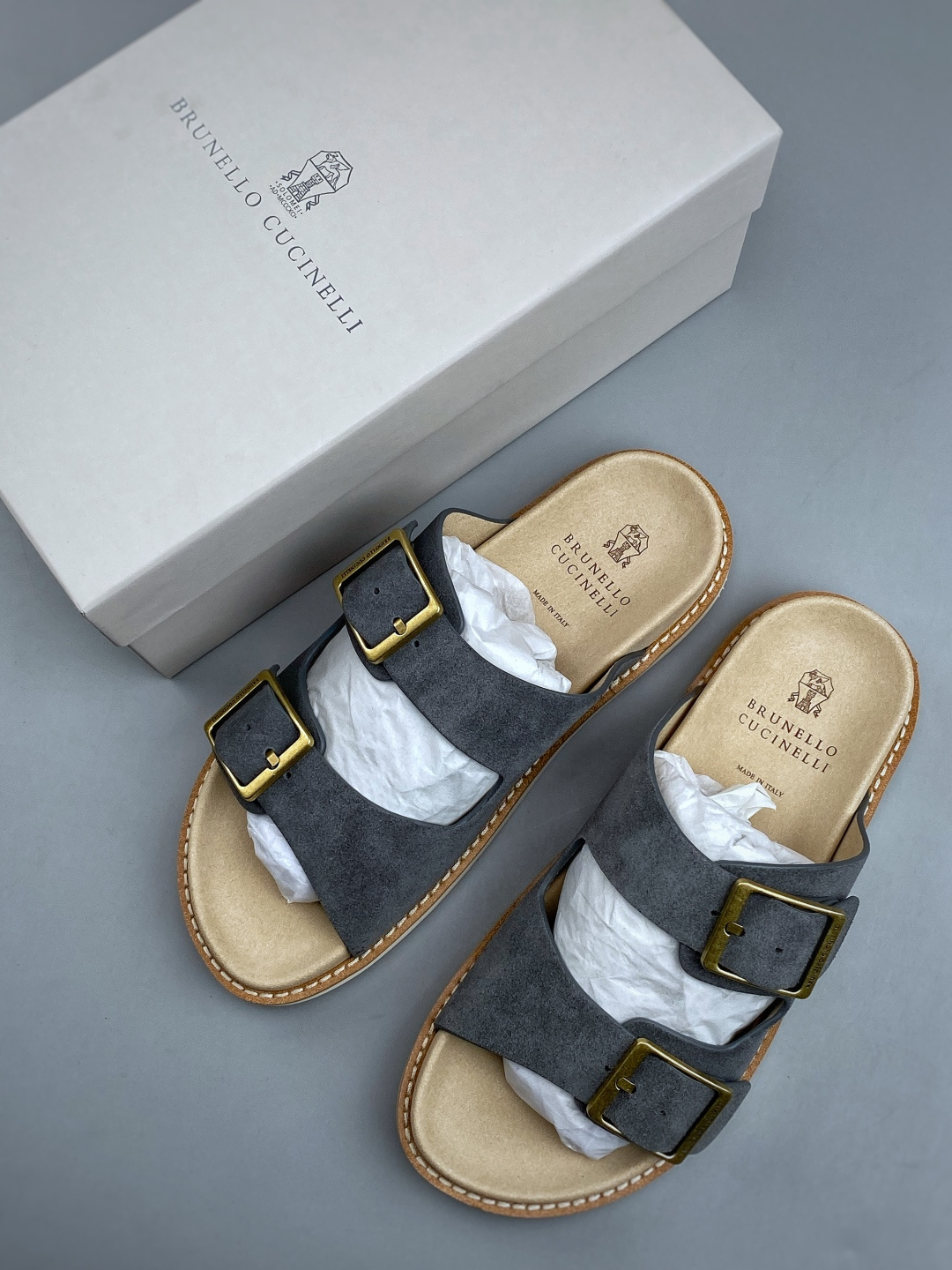 EXBrunello Cucinelli 绒面革 二字拖鞋鞋面甄选进口牛反绒皮打造，深棕色绒面自带细腻哑