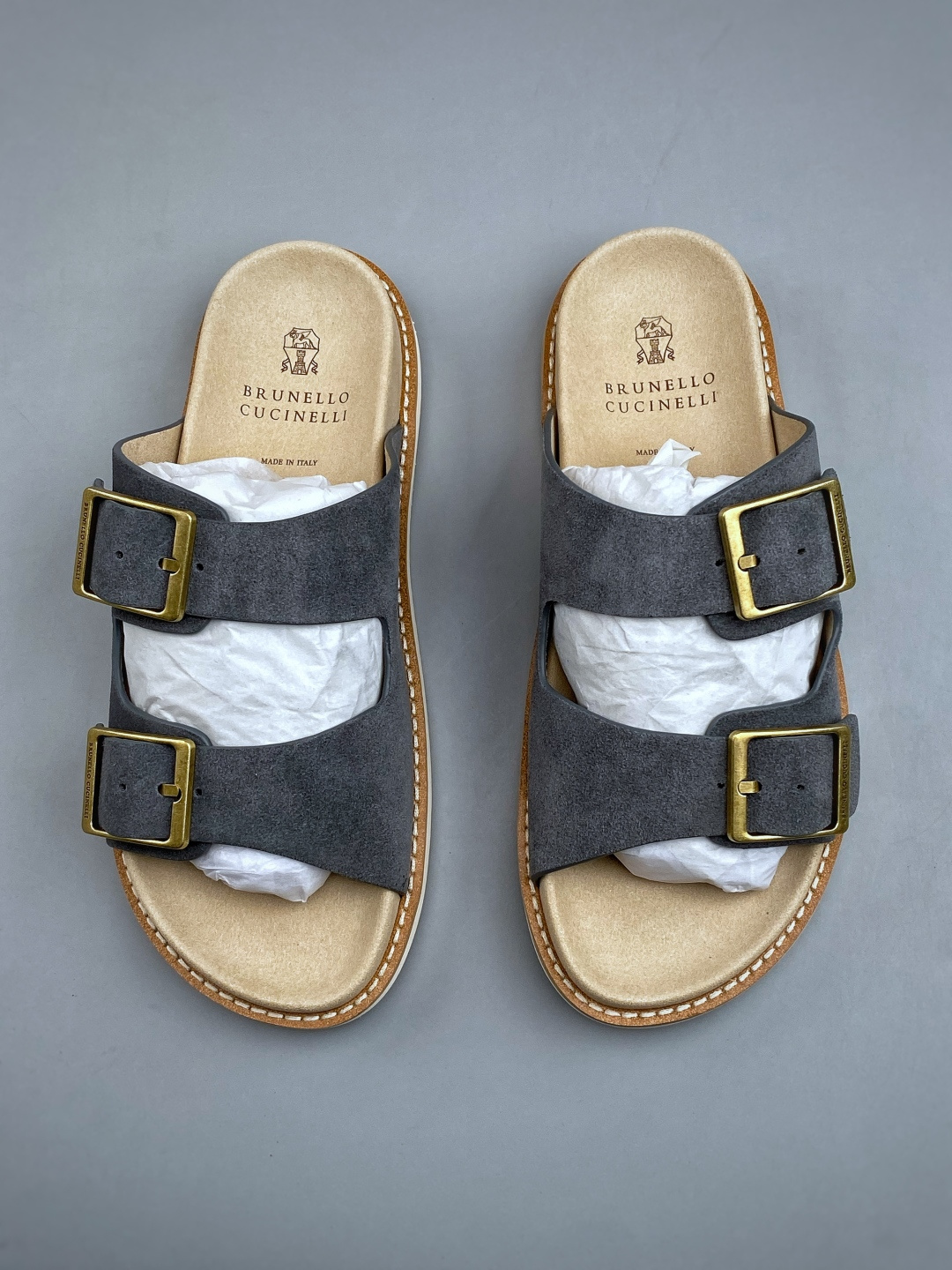 EXBrunello Cucinelli 绒面革 二字拖鞋鞋面甄选进口牛反绒皮打造，深棕色绒面自带细腻哑