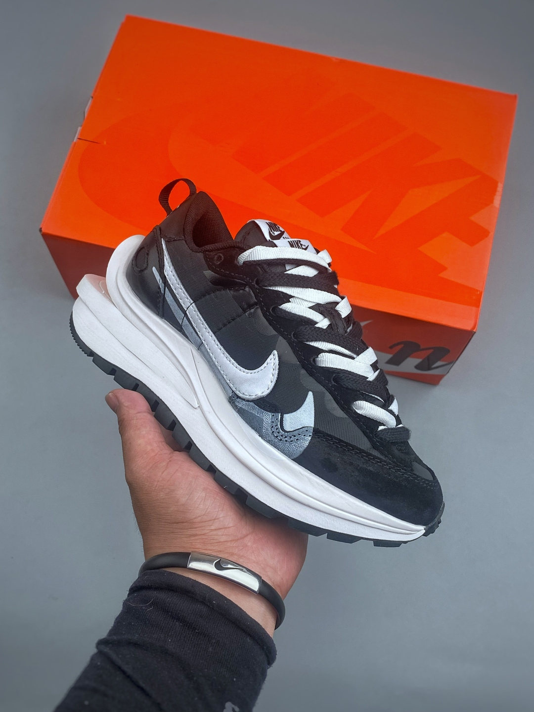 公司级NIKE VAPORWAFFLE/SACAI 三方联名解构走秀款 #原楦原纸板 同步原厂生产工艺流程 #网纱、皮料、swhoosh材料百分百原厂匹配,支持全方位对比发售原鞋 #原厂纸板开发 双钩距离精准对位,鞋头包边宽度一致 吊打一切市面尝鲜版本 #原盒配件齐全 纸板中底钢印齐全 货号:DD1875-011 (半)