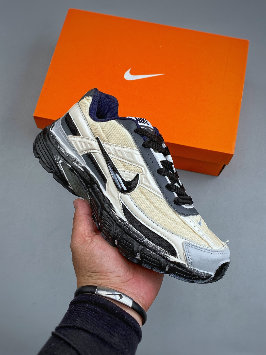 WMNS NIKE INITIATOR