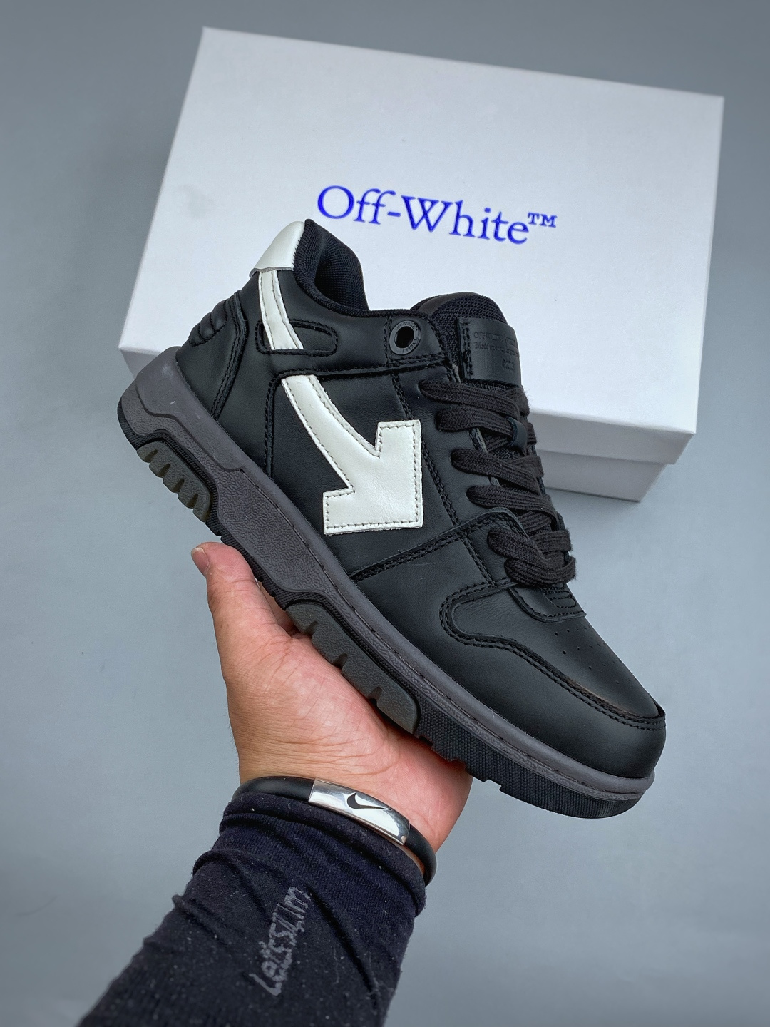 N OFF-WHITE 绒面革 皮革 潮流 舒适 耐磨 板鞋鞋面采用皮革材质制作 采用流行版型设计 外观