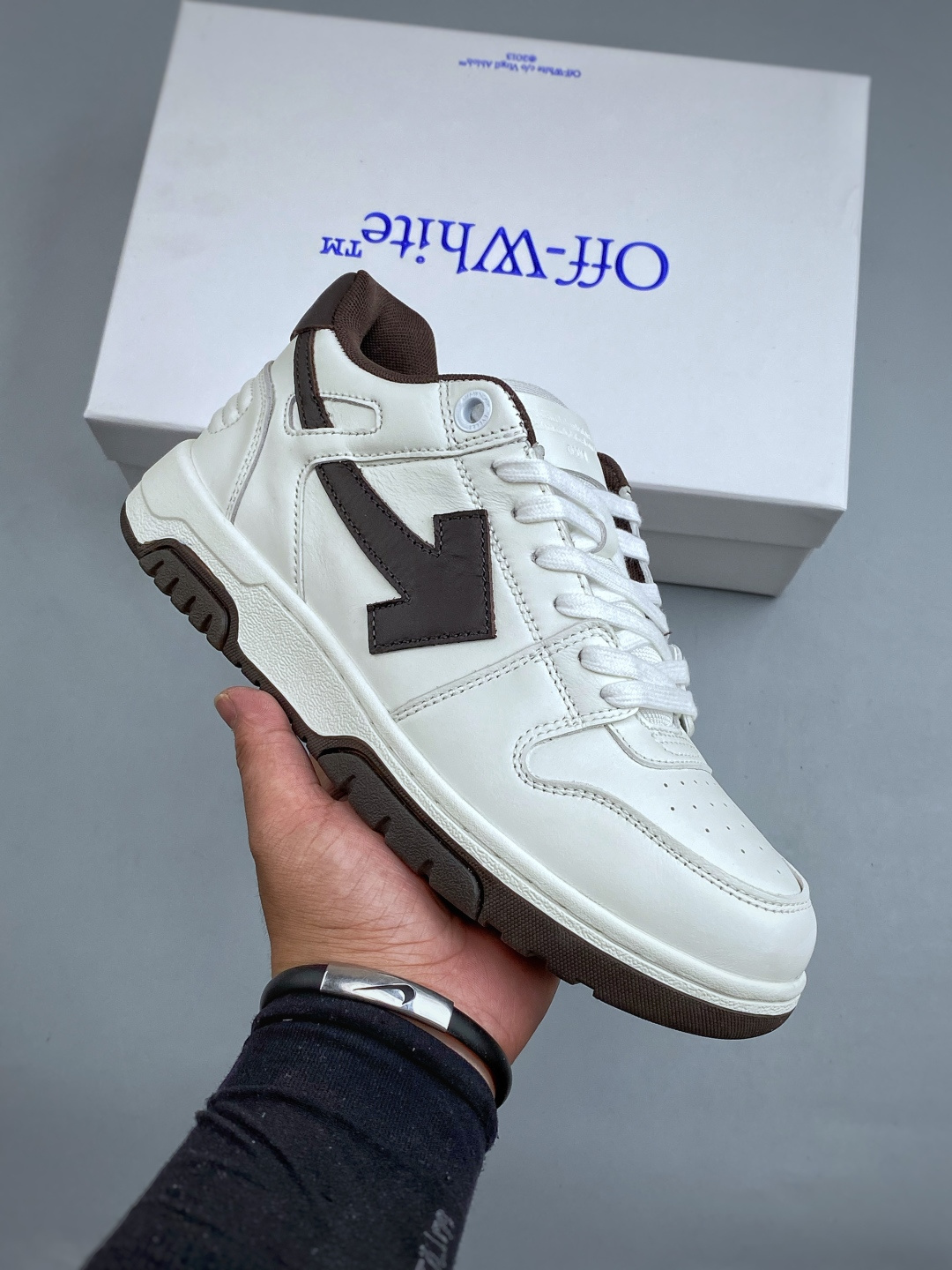 N OFF-WHITE 绒面革 皮革 潮流 舒适 耐磨 板鞋鞋面采用皮革材质制作 采用流行版型设计 外观