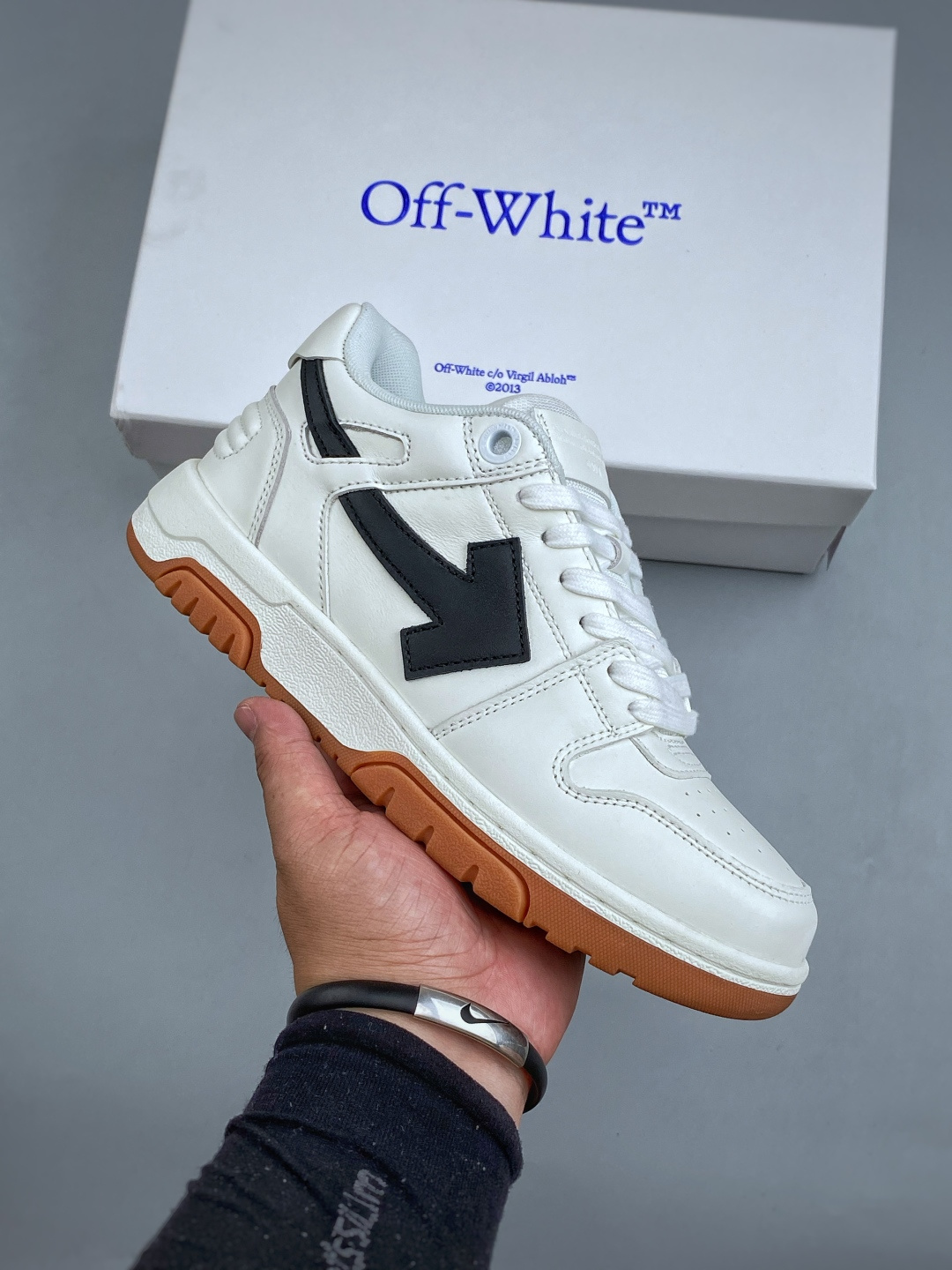 N OFF-WHITE 绒面革 皮革 潮流 舒适 耐磨 板鞋鞋面采用皮革材质制作 采用流行版型设计 外观