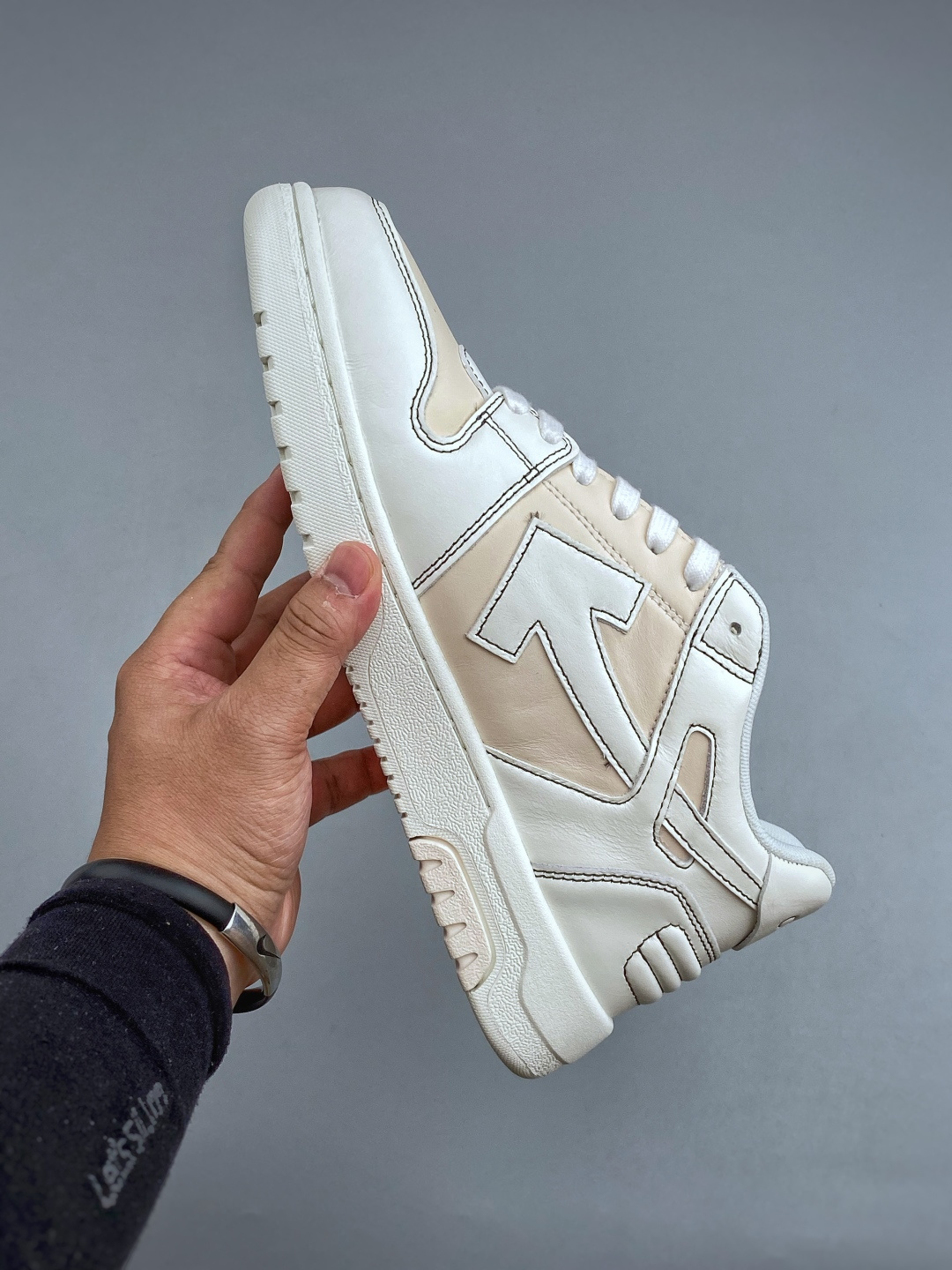 N OFF-WHITE 绒面革 皮革 潮流 舒适 耐磨 板鞋鞋面采用皮革材质制作 采用流行版型设计 外观