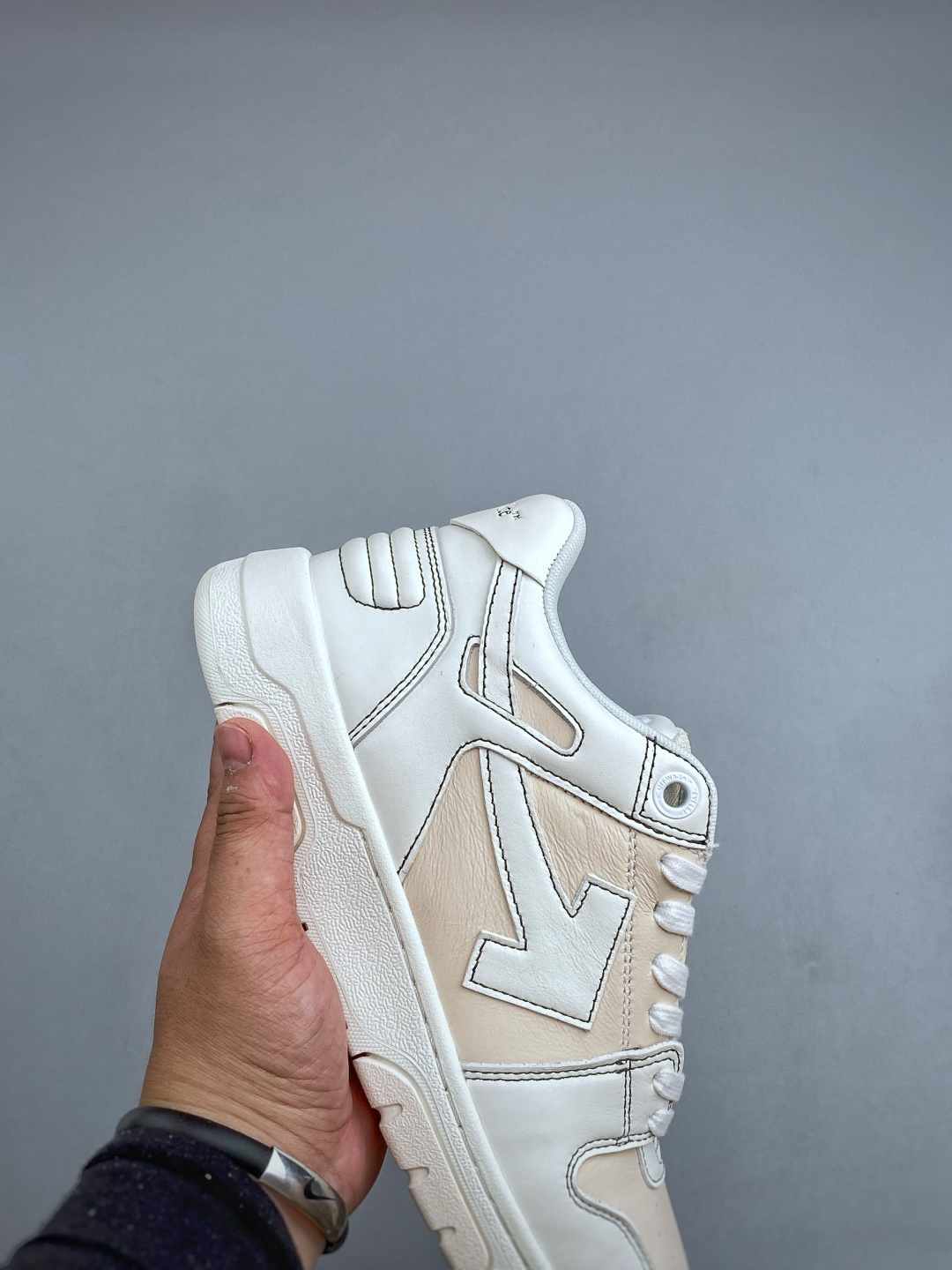 N OFF-WHITE 绒面革 皮革 潮流 舒适 耐磨 板鞋鞋面采用皮革材质制作 采用流行版型设计 外观