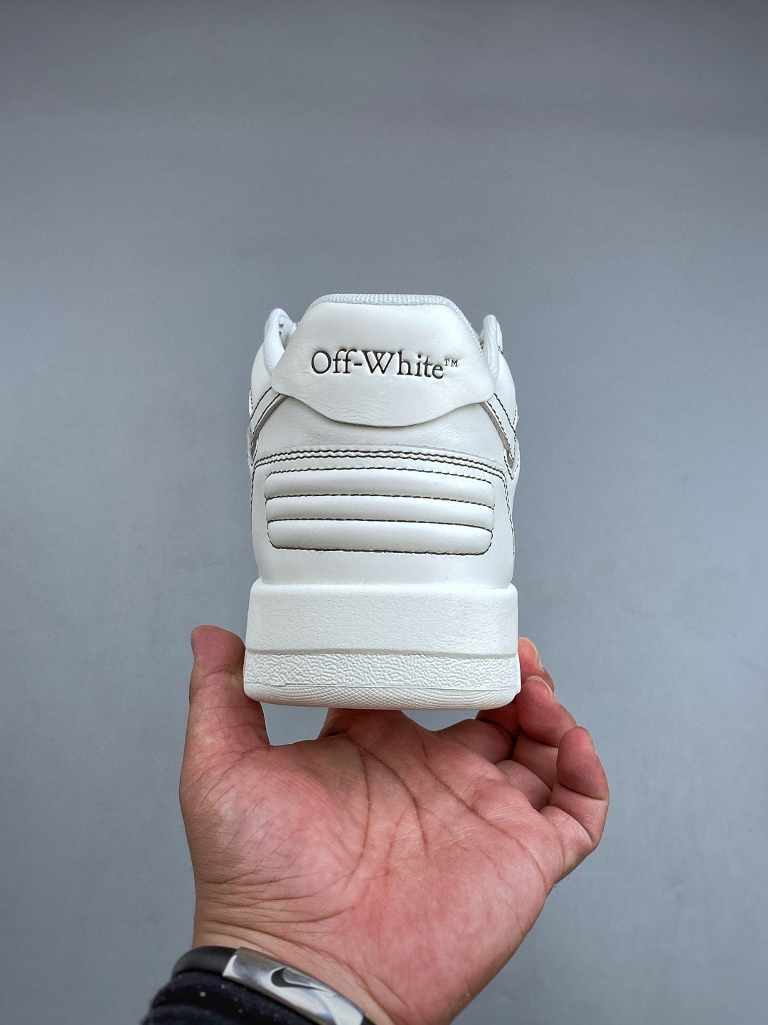 N OFF-WHITE 绒面革 皮革 潮流 舒适 耐磨 板鞋鞋面采用皮革材质制作 采用流行版型设计 外观