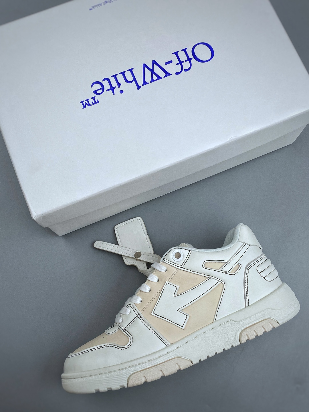 N OFF-WHITE 绒面革 皮革 潮流 舒适 耐磨 板鞋鞋面采用皮革材质制作 采用流行版型设计 外观