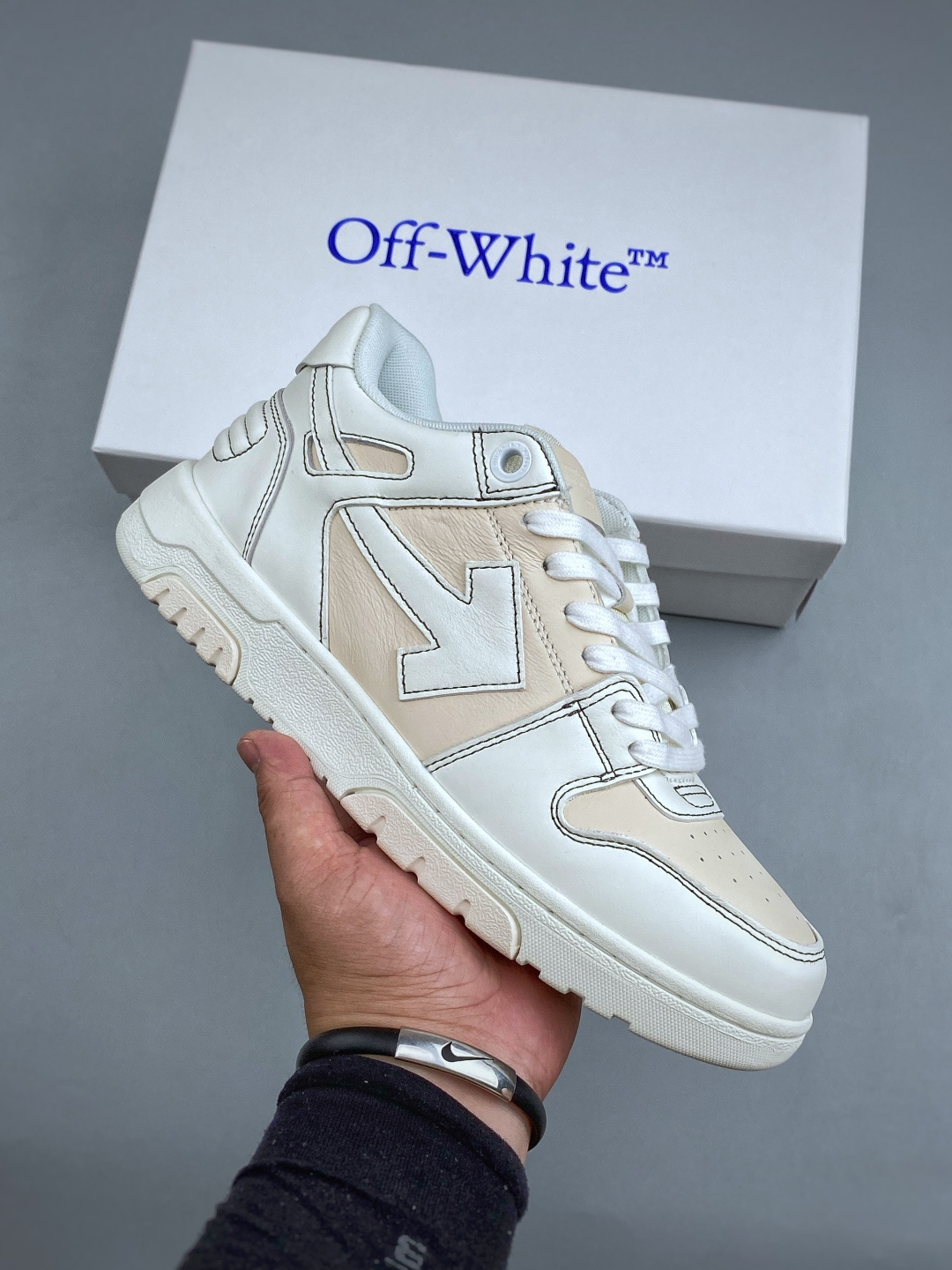 N OFF-WHITE 绒面革 皮革 潮流 舒适 耐磨 板鞋鞋面采用皮革材质制作 采用流行版型设计 外观