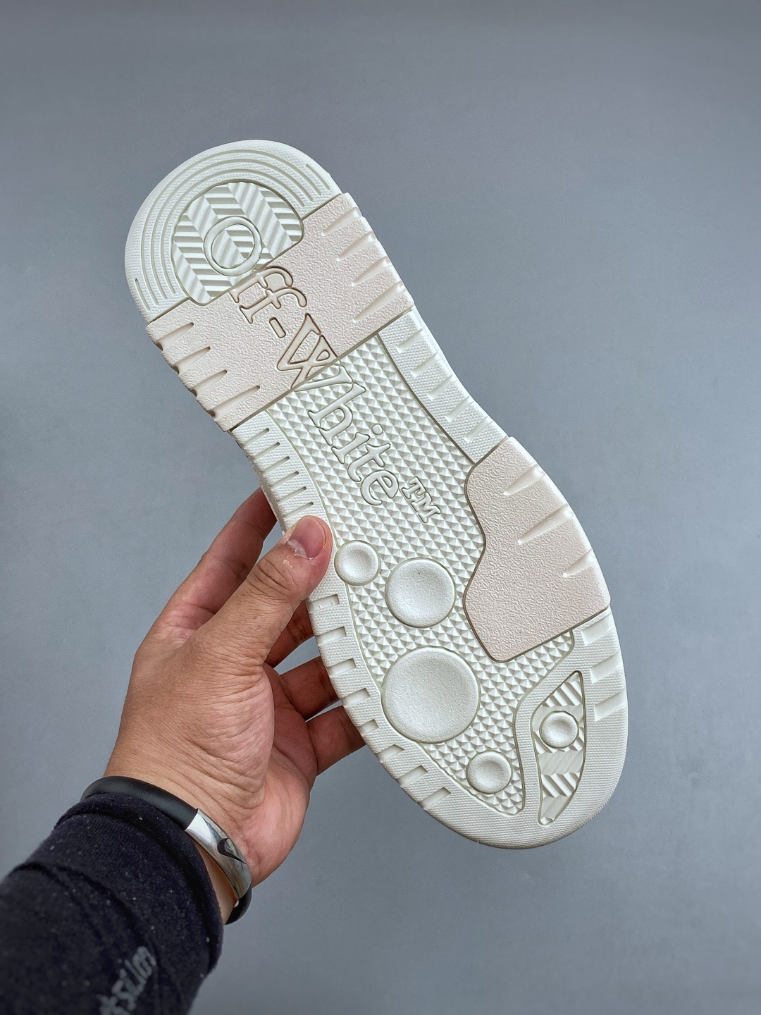 N OFF-WHITE 绒面革 皮革 潮流 舒适 耐磨 板鞋鞋面采用皮革材质制作 采用流行版型设计 外观
