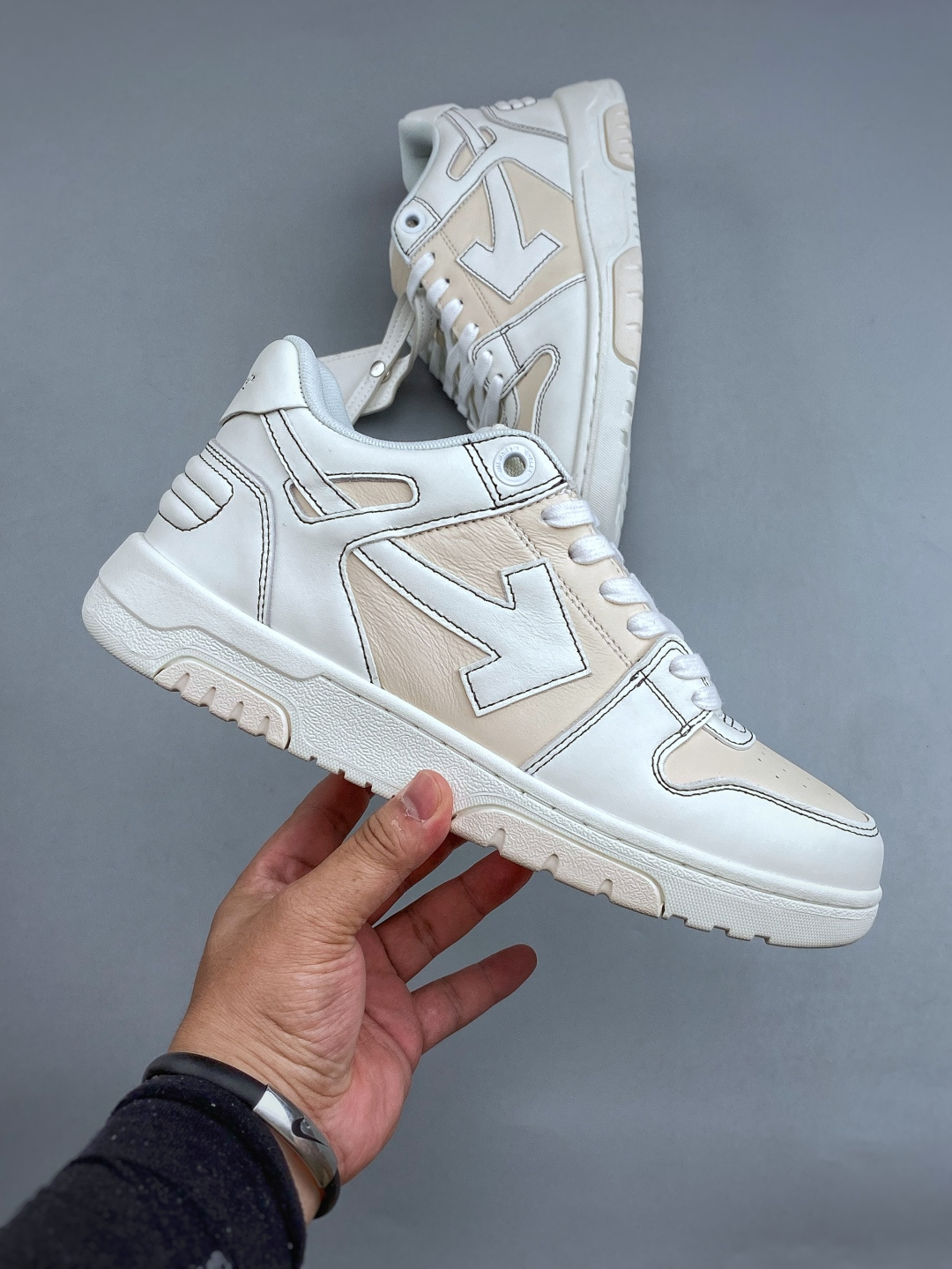 N OFF-WHITE 绒面革 皮革 潮流 舒适 耐磨 板鞋鞋面采用皮革材质制作 采用流行版型设计 外观