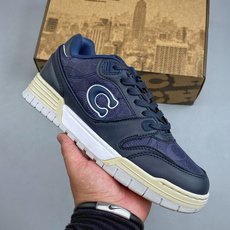 PCoach寇驰复古C标轻奢拼接休闲低帮鞋 溯源美式轻奢设计美学,将品牌标志性元素融入经典板鞋轮廓。 摒弃浮夸堆砌,以考 PCoach寇驰复古C标轻奢拼接休闲低帮鞋 溯源美式轻奢设计美学,将品牌标志性元素融入经典板鞋轮廓。 摒弃浮夸堆砌,以考