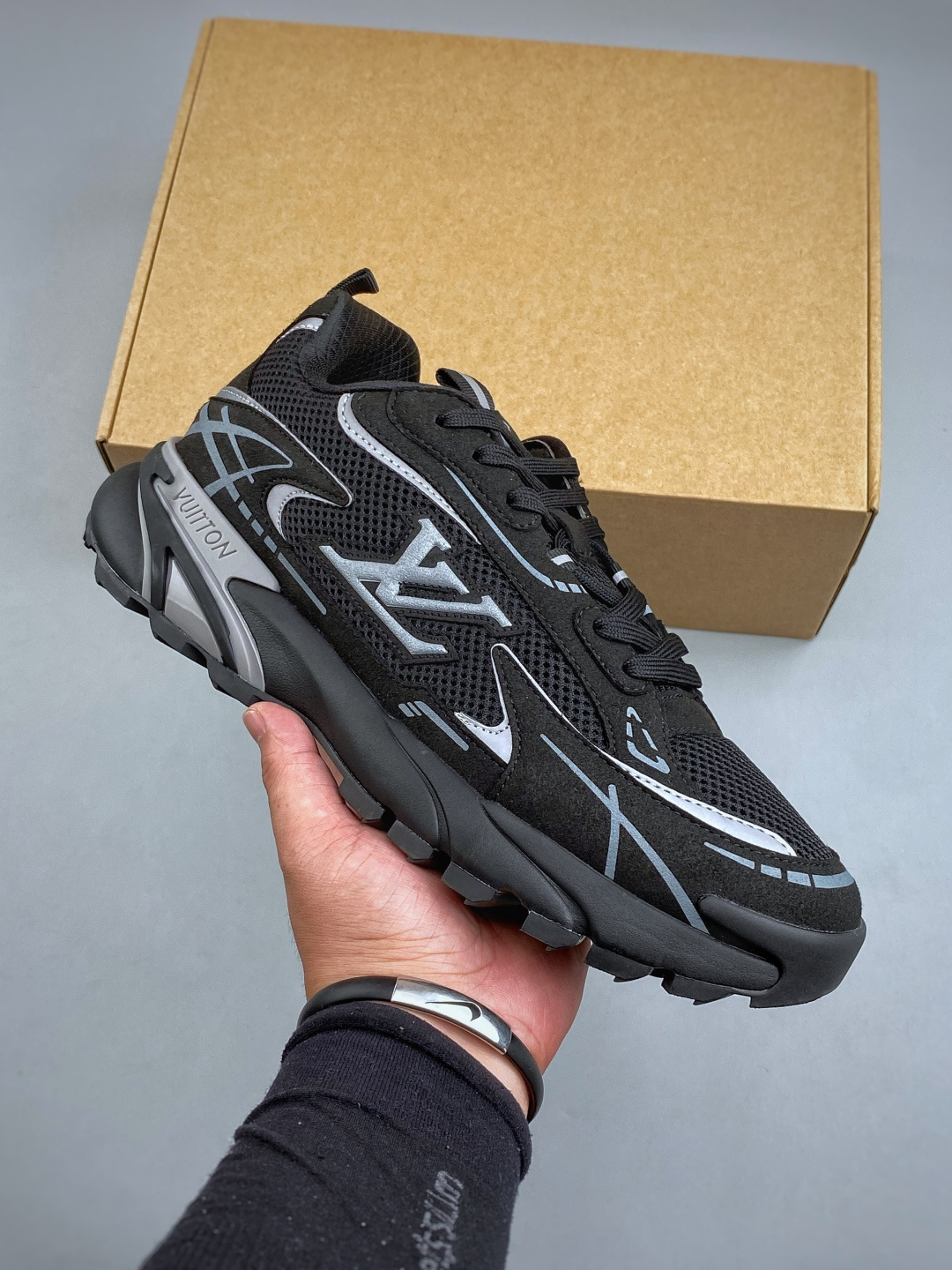N Lv Tatic Runner Tatic Runner系列厚底老爹鞋,是品牌近年推出的复古运动风鞋款,主打街头潮流 N Lv Tatic Runner Tatic Runner系列厚底老爹鞋,是品牌近年推出的复古运动风鞋款,主打街头潮流
