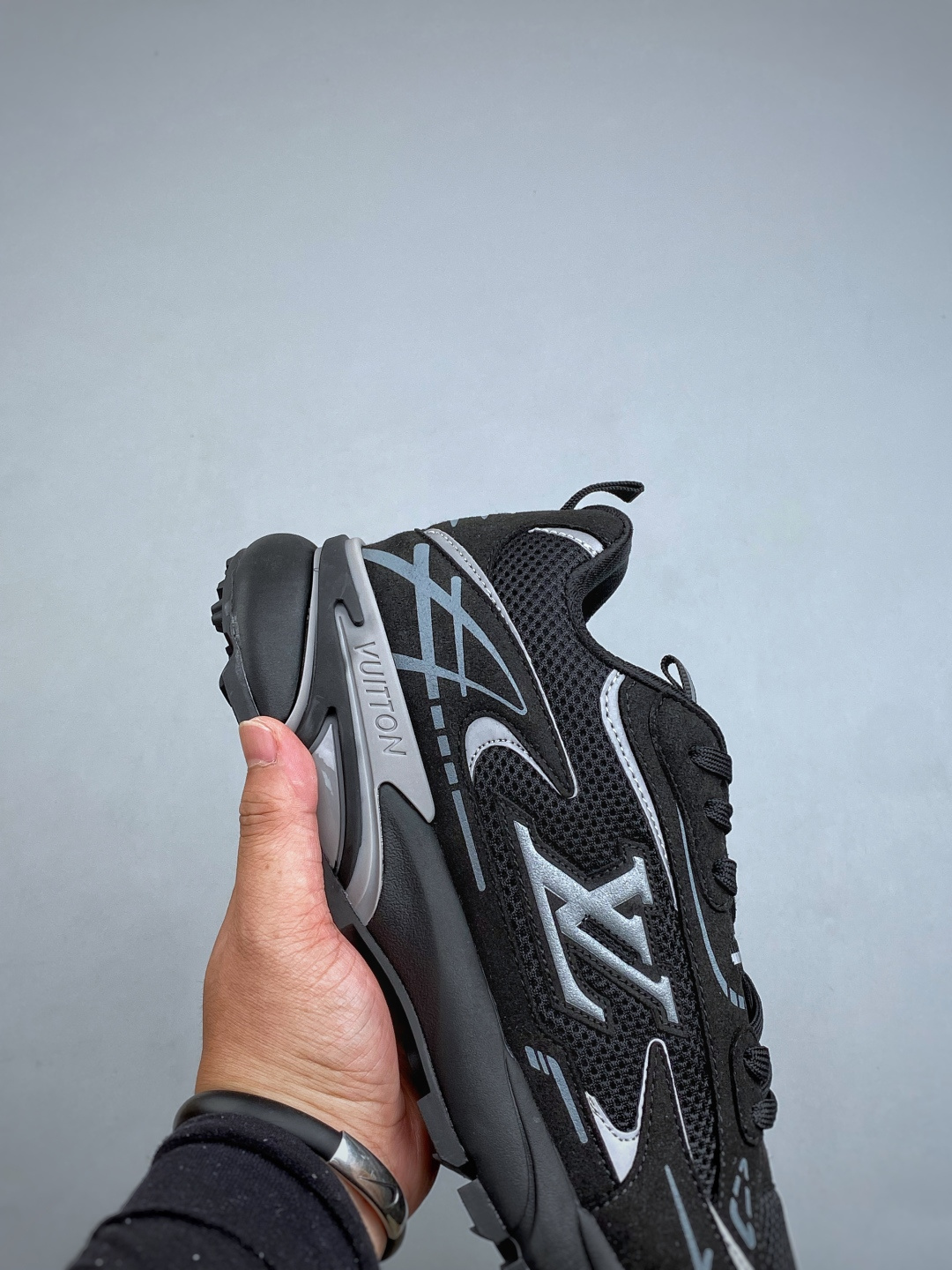 N Lv Tatic Runner Tatic Runner系列厚底老爹鞋,是品牌近年推出的复古运动风鞋款,主打街头潮流 N Lv Tatic Runner Tatic Runner系列厚底老爹鞋,是品牌近年推出的复古运动风鞋款,主打街头潮流