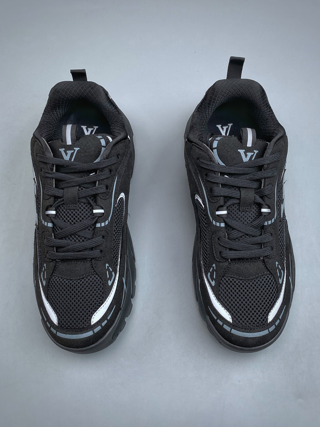 N Lv Tatic Runner Tatic Runner系列厚底老爹鞋,是品牌近年推出的复古运动风鞋款,主打街头潮流 N Lv Tatic Runner Tatic Runner系列厚底老爹鞋,是品牌近年推出的复古运动风鞋款,主打街头潮流