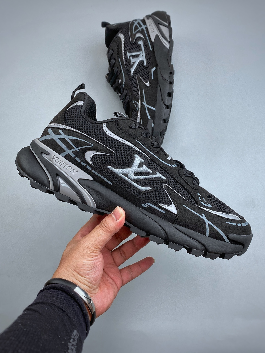 N Lv Tatic Runner Tatic Runner系列厚底老爹鞋,是品牌近年推出的复古运动风鞋款,主打街头潮流 N Lv Tatic Runner Tatic Runner系列厚底老爹鞋,是品牌近年推出的复古运动风鞋款,主打街头潮流