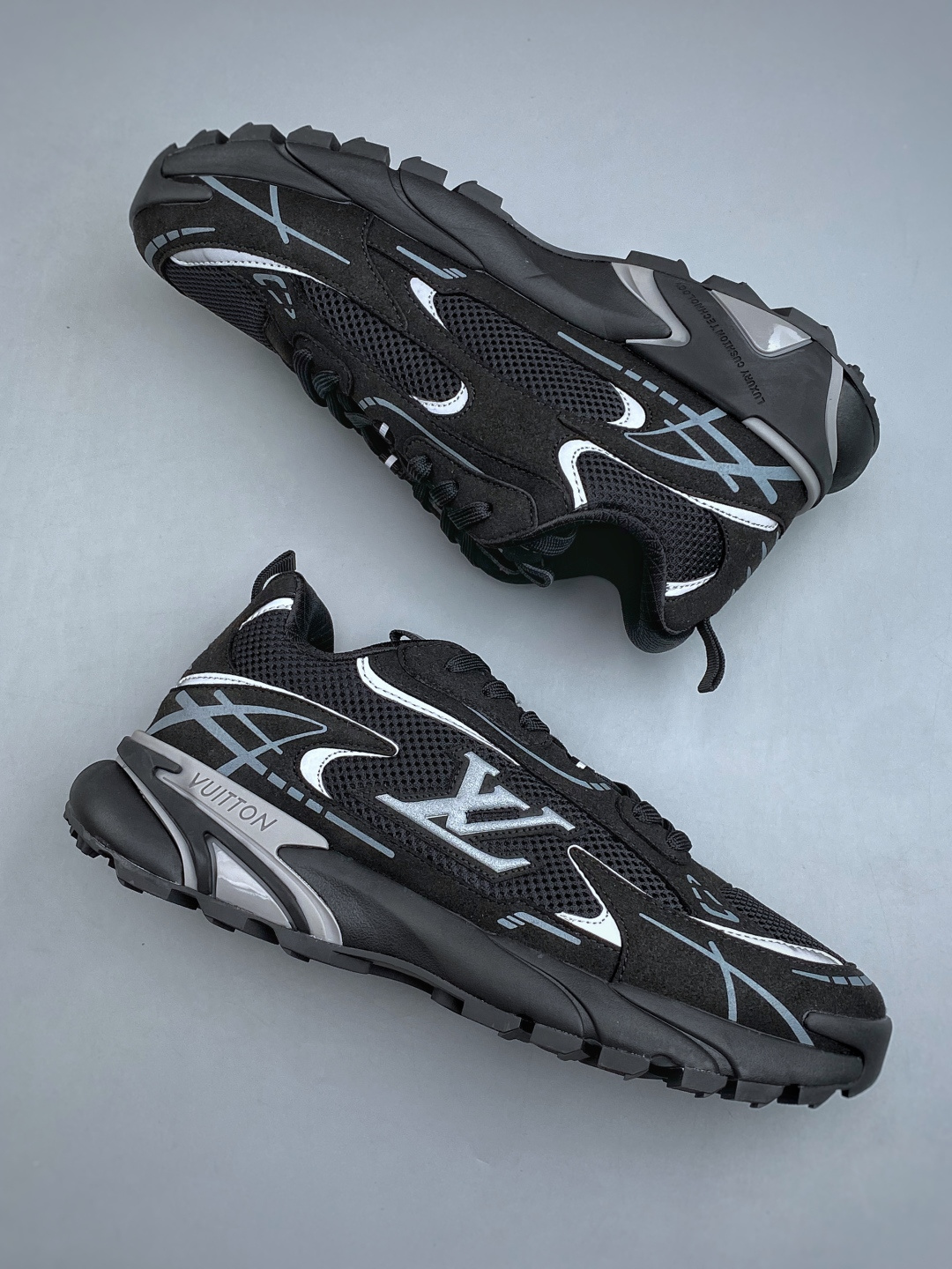 N Lv Tatic Runner Tatic Runner系列厚底老爹鞋,是品牌近年推出的复古运动风鞋款,主打街头潮流 N Lv Tatic Runner Tatic Runner系列厚底老爹鞋,是品牌近年推出的复古运动风鞋款,主打街头潮流