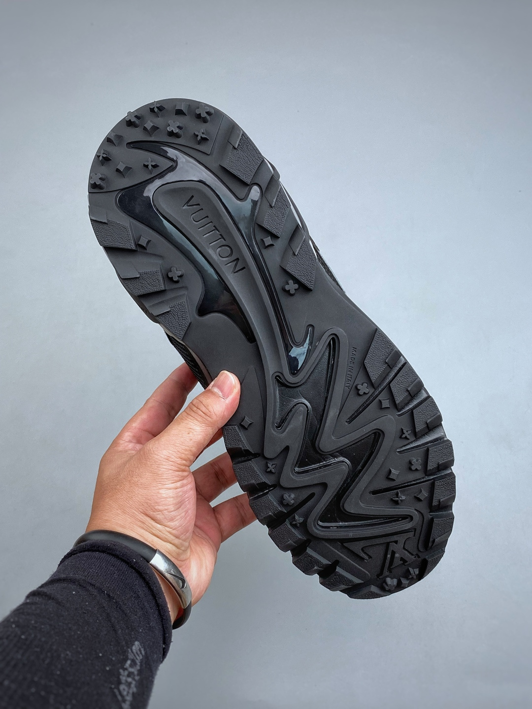 N Lv Tatic Runner Tatic Runner系列厚底老爹鞋,是品牌近年推出的复古运动风鞋款,主打街头潮流 N Lv Tatic Runner Tatic Runner系列厚底老爹鞋,是品牌近年推出的复古运动风鞋款,主打街头潮流