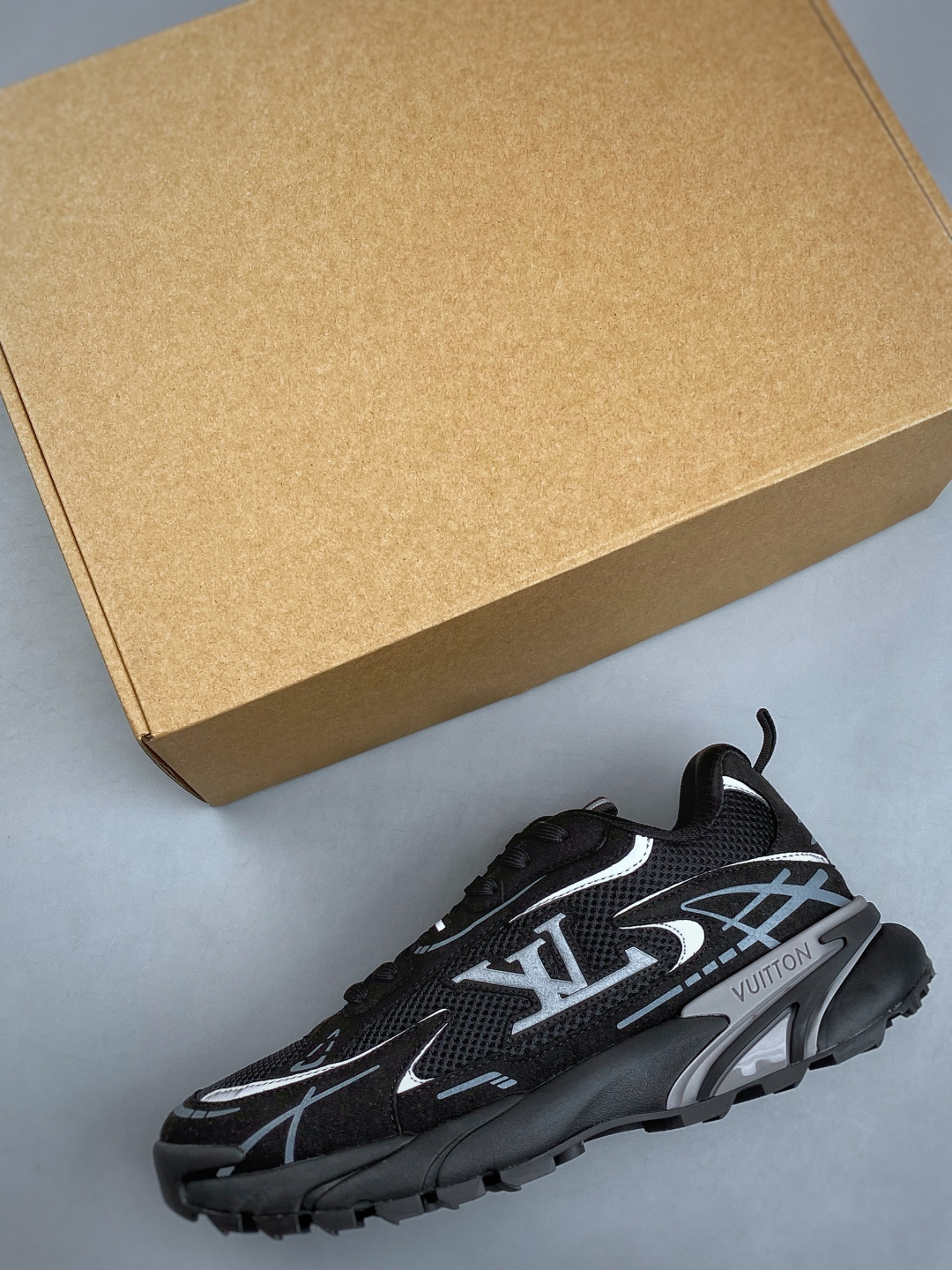 N Lv Tatic Runner Tatic Runner系列厚底老爹鞋,是品牌近年推出的复古运动风鞋款,主打街头潮流 N Lv Tatic Runner Tatic Runner系列厚底老爹鞋,是品牌近年推出的复古运动风鞋款,主打街头潮流