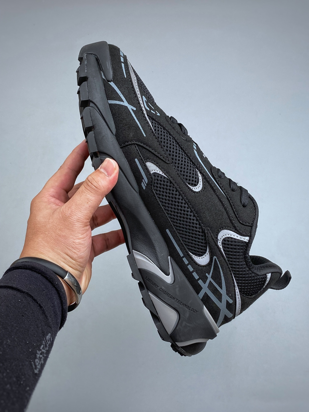 N Lv Tatic Runner Tatic Runner系列厚底老爹鞋,是品牌近年推出的复古运动风鞋款,主打街头潮流 N Lv Tatic Runner Tatic Runner系列厚底老爹鞋,是品牌近年推出的复古运动风鞋款,主打街头潮流
